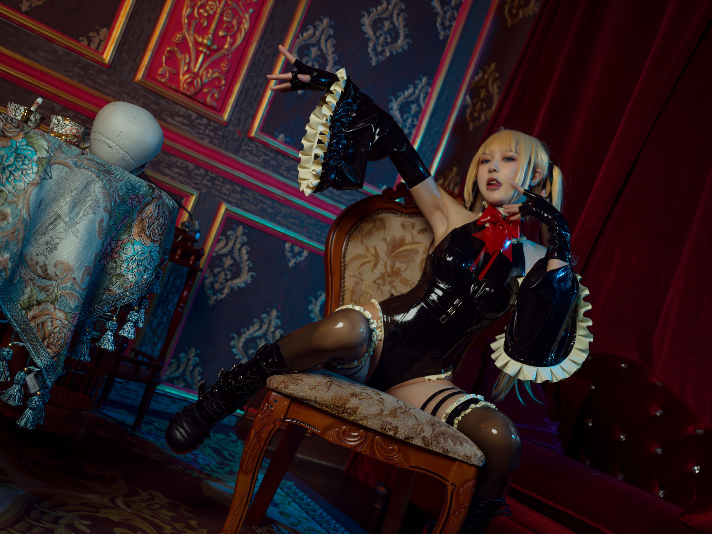 [网红COSER写真] 动漫博主阿包也是兔娘 - 阿包玛丽罗斯胶衣第7张