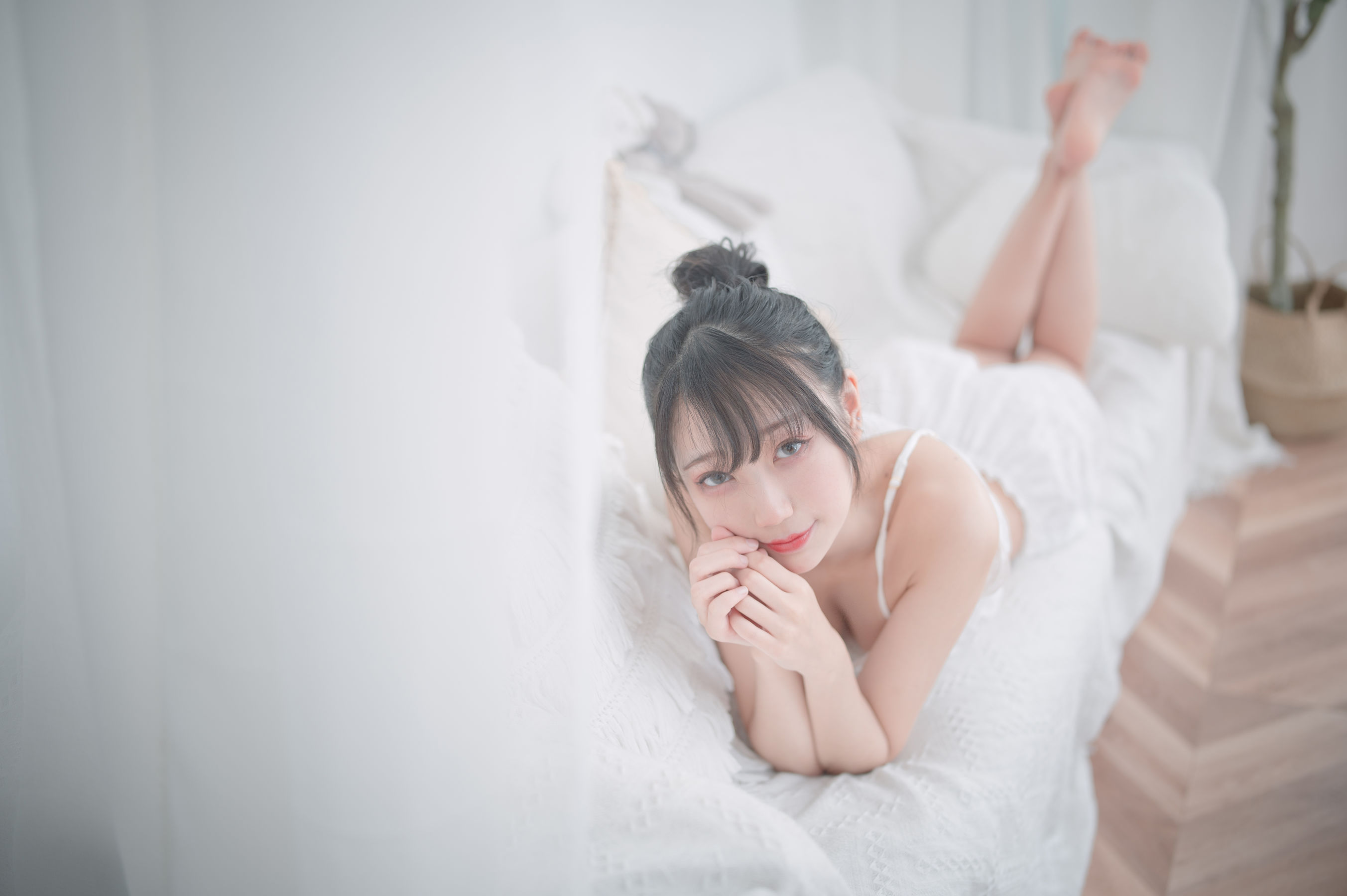 [COS福利] 周叽是可爱兔兔 - 白色睡衣第1张