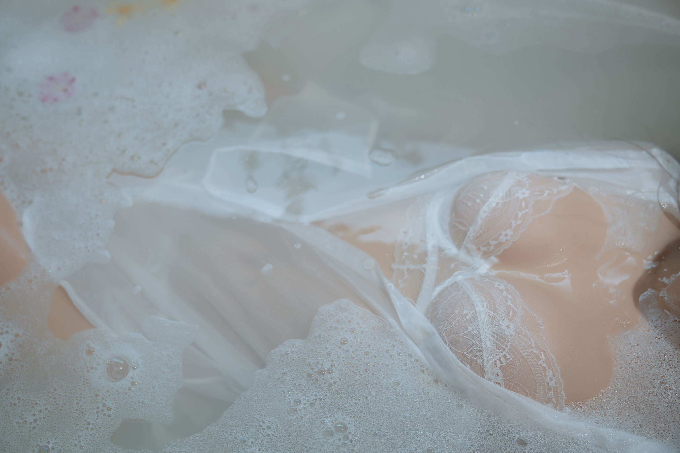 [COS福利] 阳光美少女萌芽儿o0 - 浴缸第24张