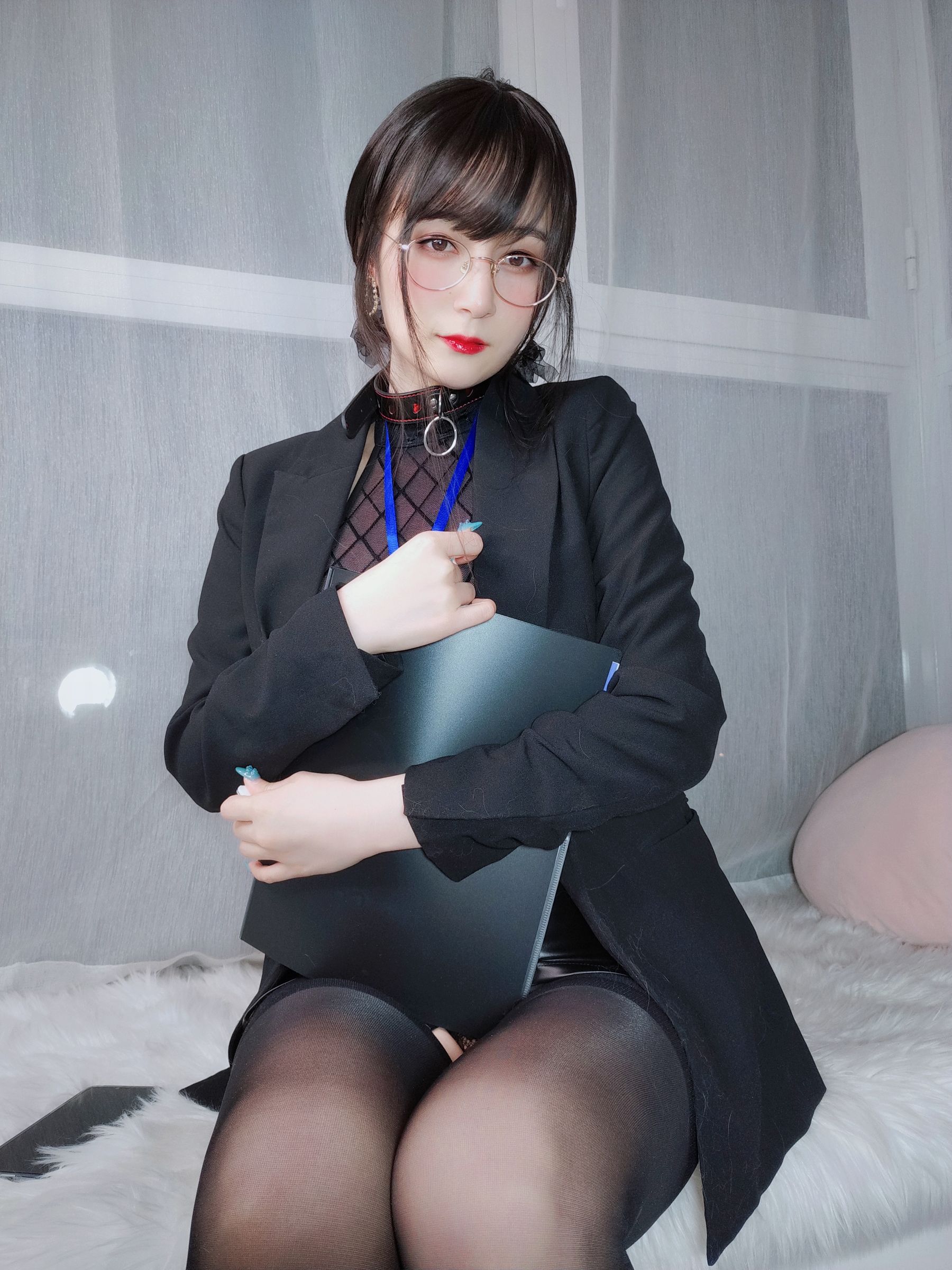 [网红COSER写真] Coser小姐姐白银 - 黑丝情趣第2张