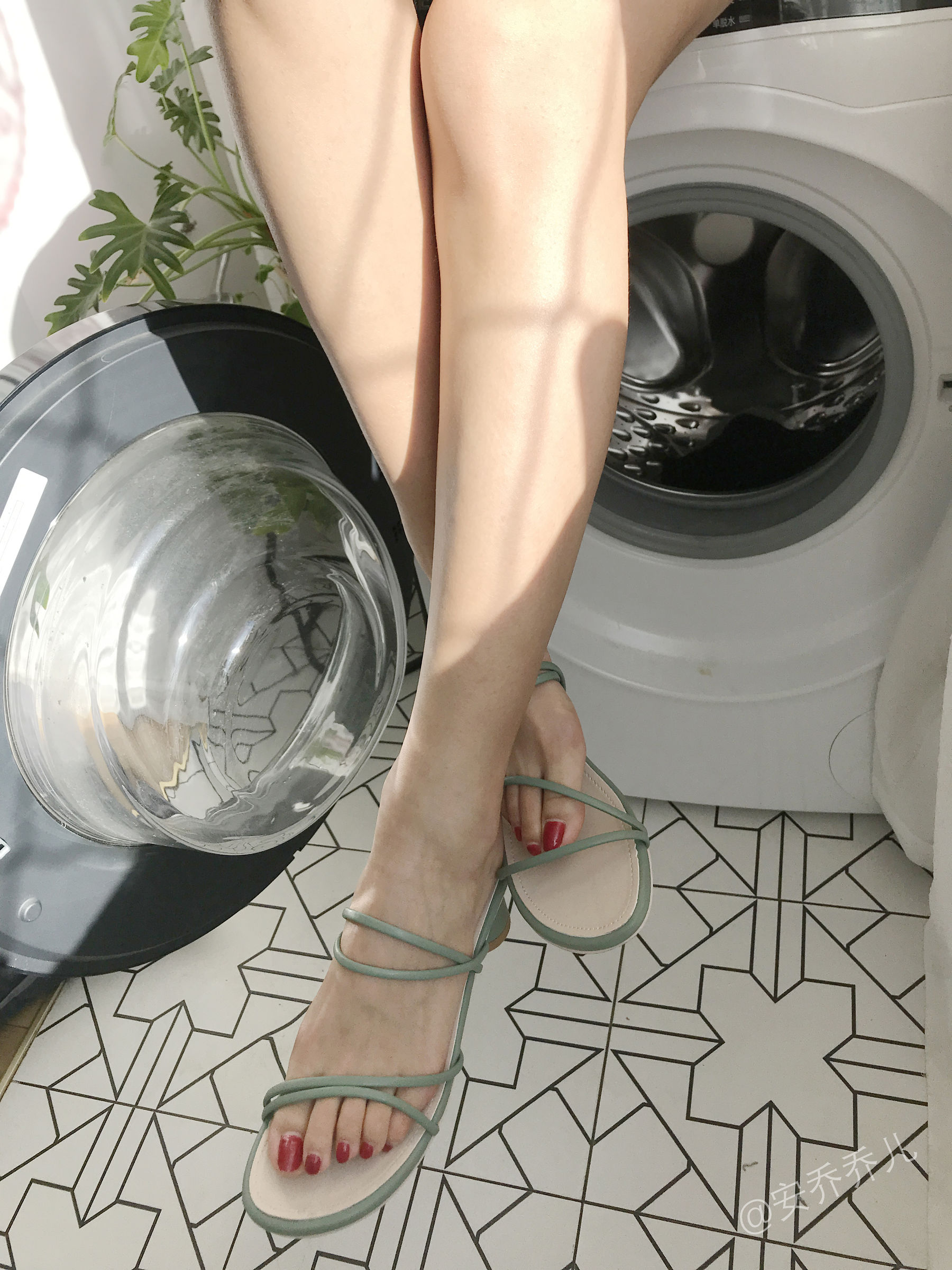 [福利COS] 安乔乔儿(Nia乔乔) No.016 阳台洗衣房第25张