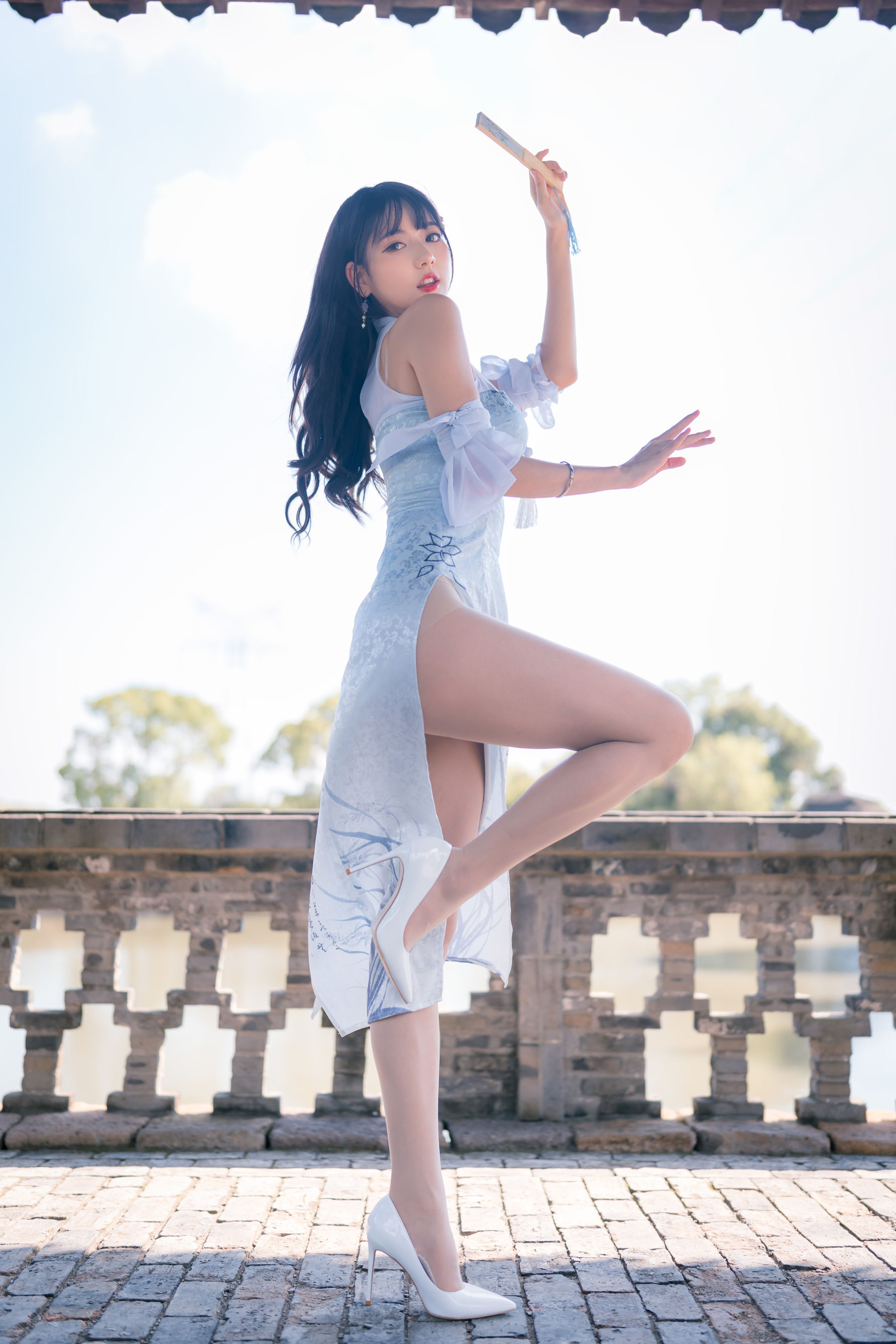 [福利COS] 可爱妹子陆卿卿kyokyo - 蓝色旗袍第9张