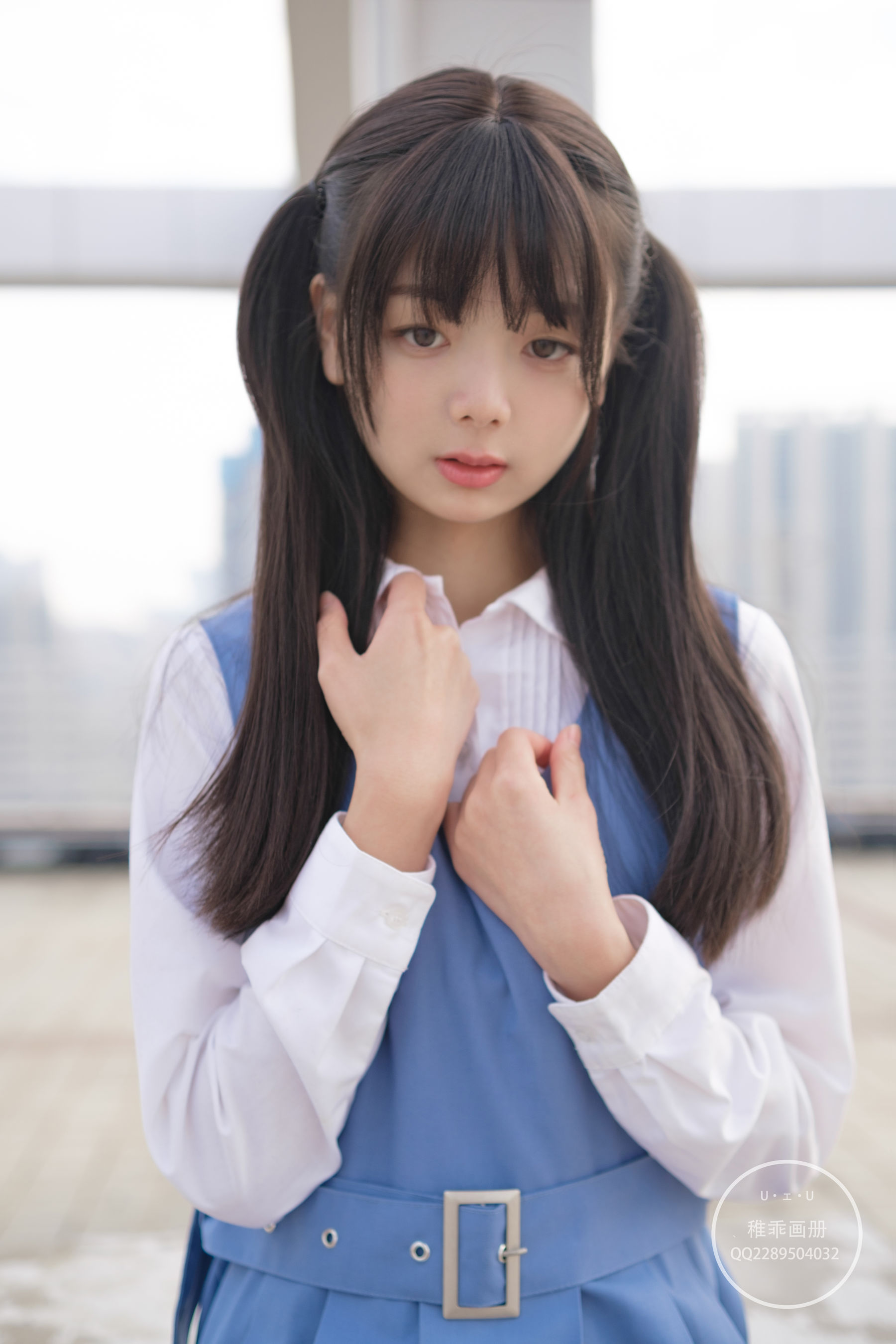 [福利COS] 柴系小乖(稚乖画册) - 夜夜 天台真空80D白丝第1张