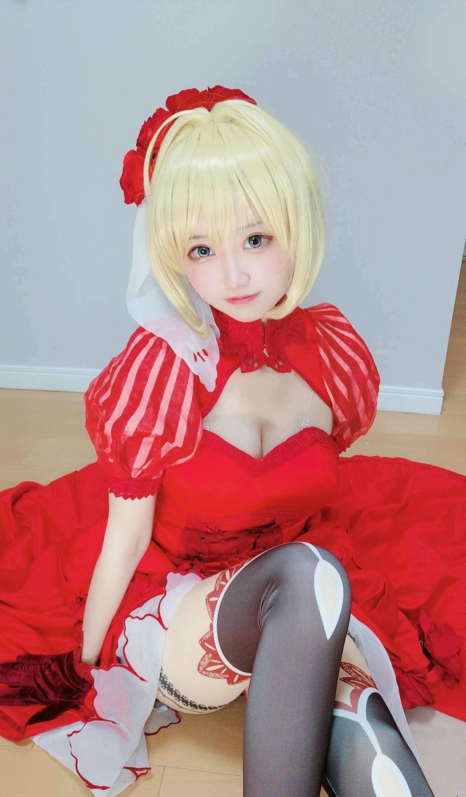 [福利COS] 千阳(ちよ) - 尼禄红礼服第3张