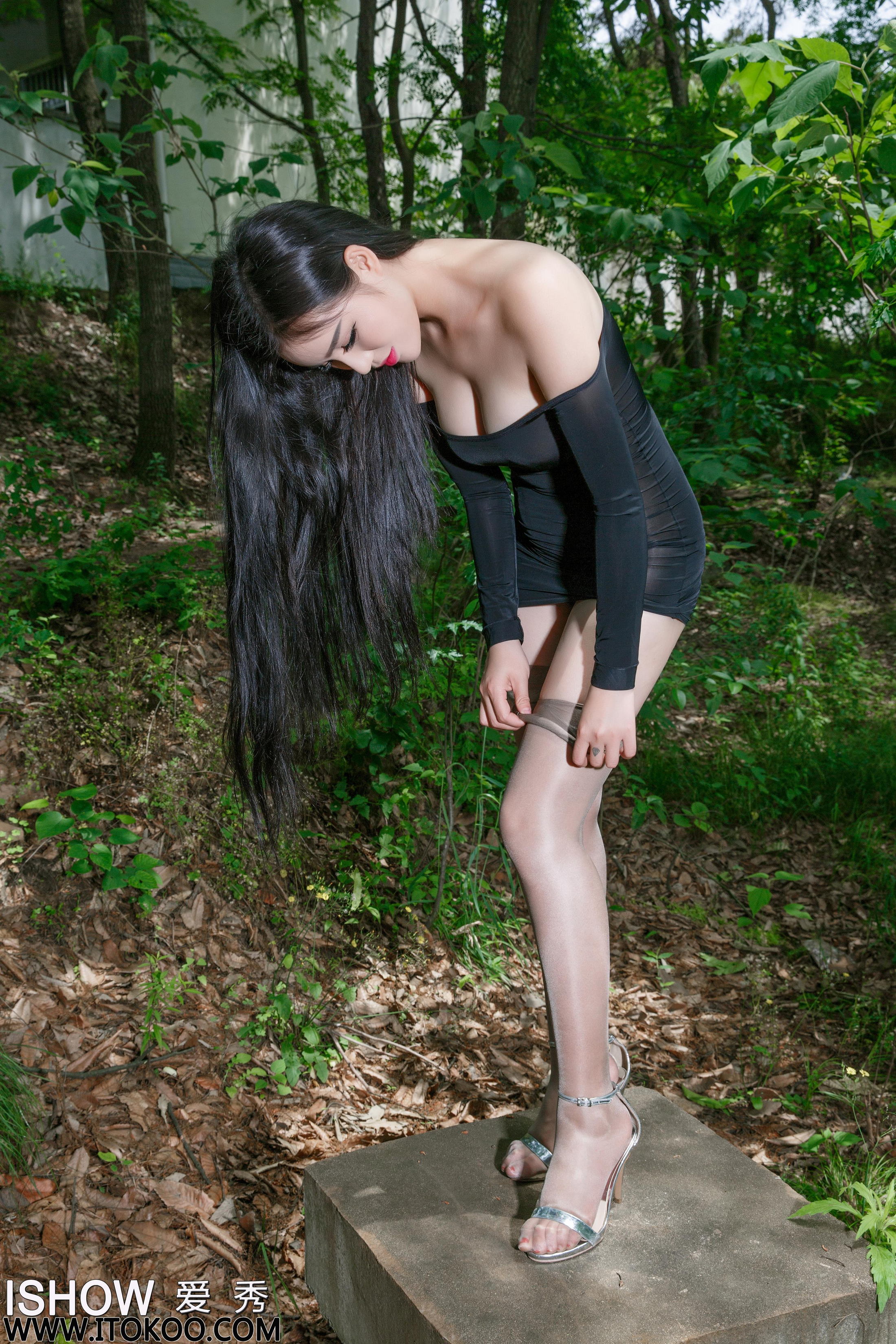 [ISHOW爱秀]NO.106 甜甜SweeTT 黑色透视紧身抹胸裙加肉色丝袜美腿性感私房写真集第10张