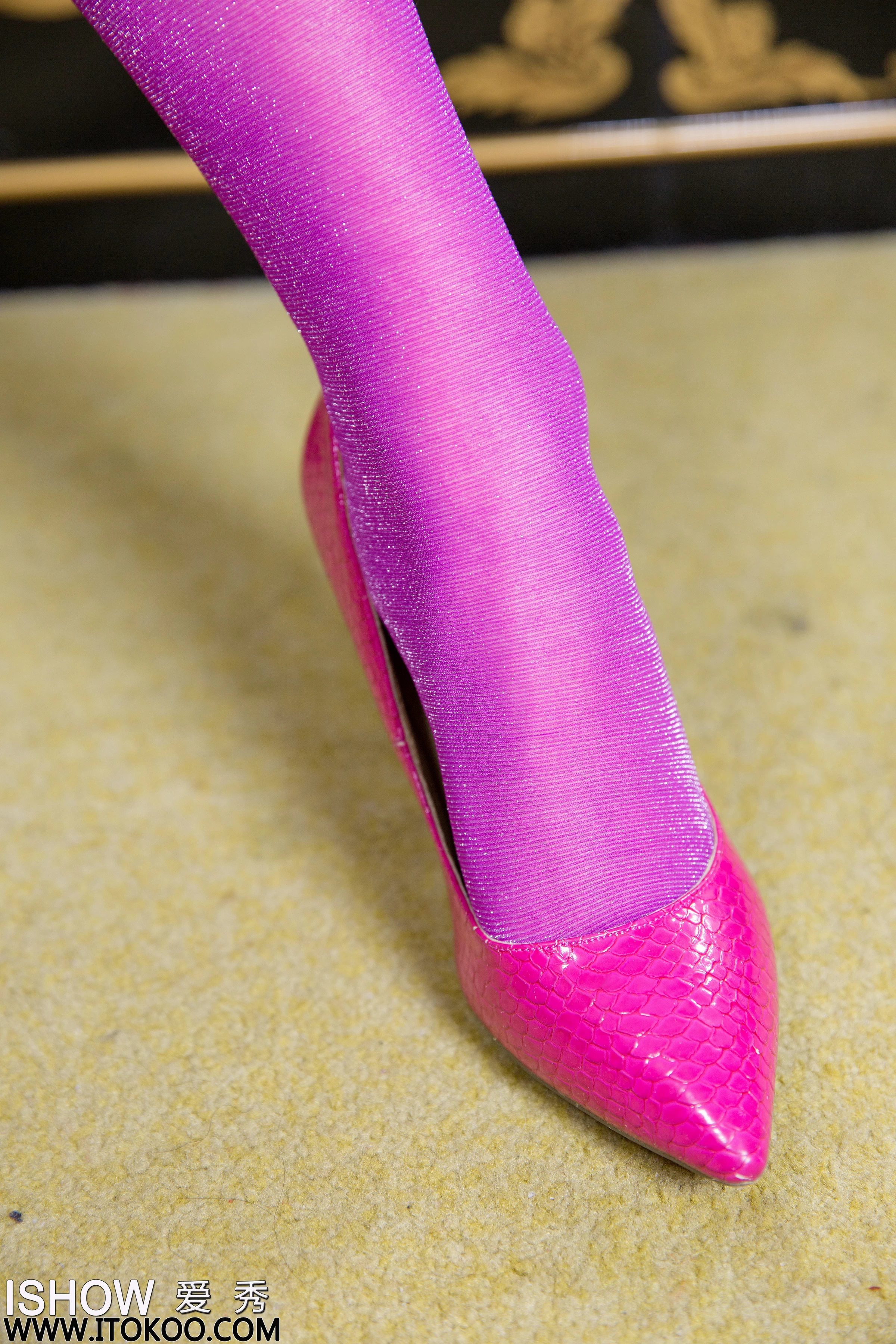 [ISHOW爱秀]NO.306 杨伊伊Eva 透视情趣旗袍与红色紧身抹胸裙加丝袜美腿性感私房写真集第2张