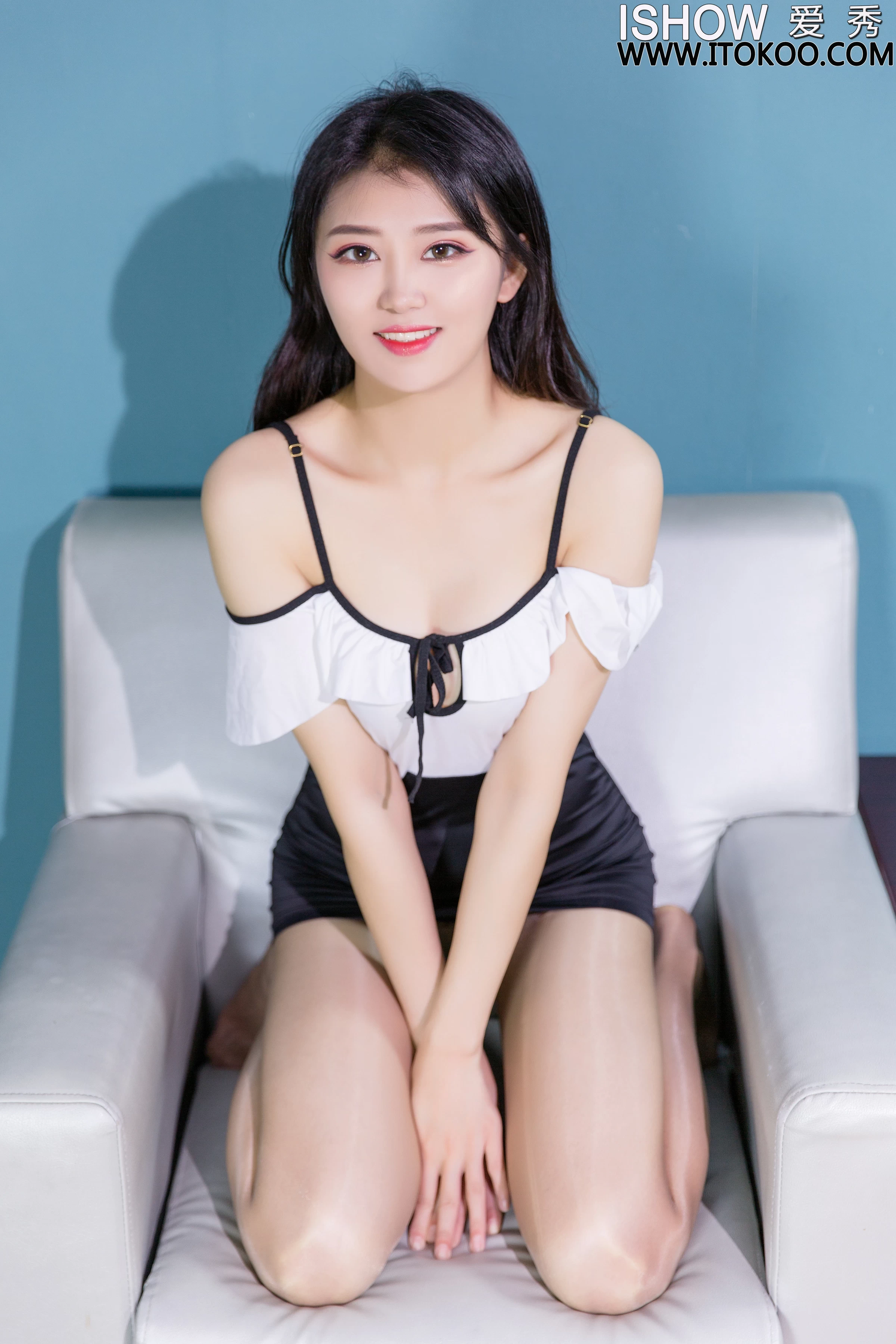 [ISHOW爱秀]NO.270 大眼学生妹 Amy 白色紧身连衣裙与黑色皮衣加黑丝美腿性感私房写真集第4张
