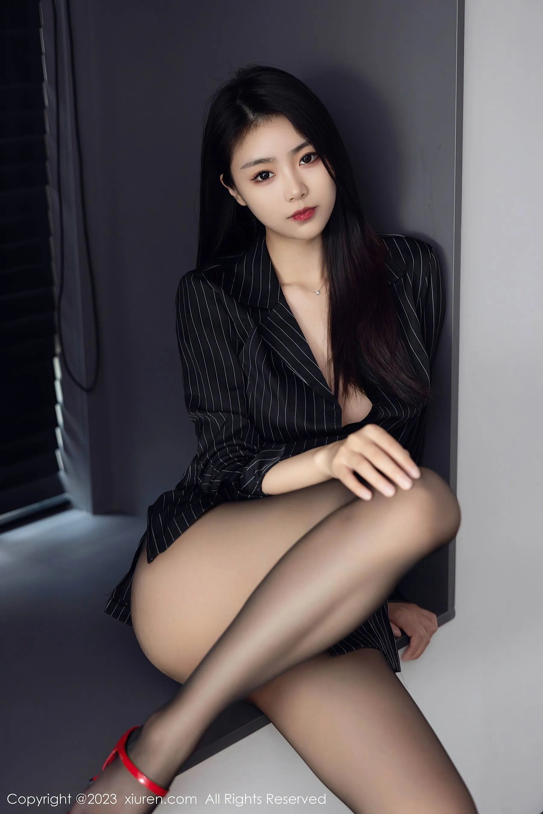  秀人网 No.6677 可樂Vicky 黑丝美腿第2张