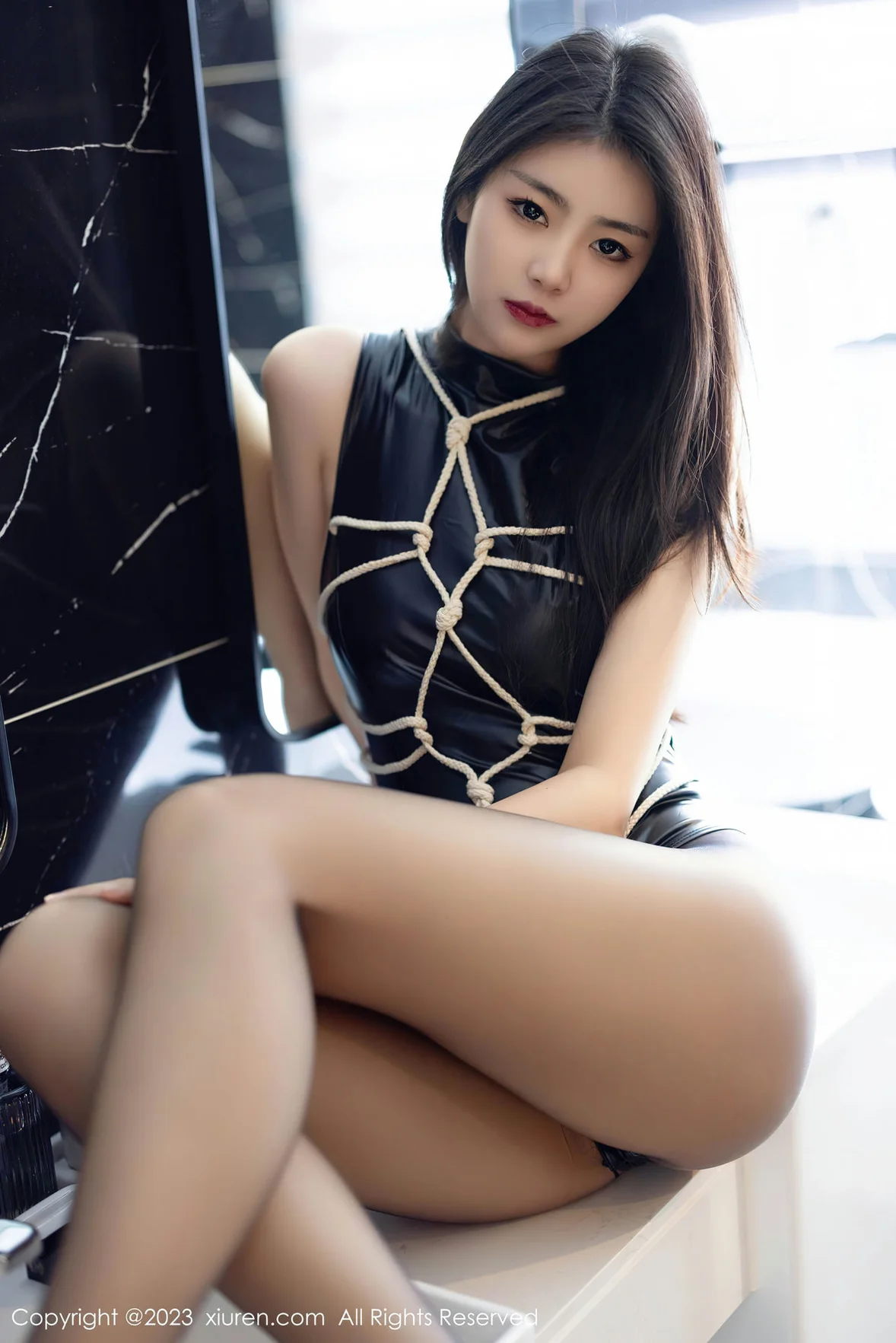  XiuRen 秀人 No.6990 可樂Vicky 捆绑黑色高开叉性感写真 [70P]第9张