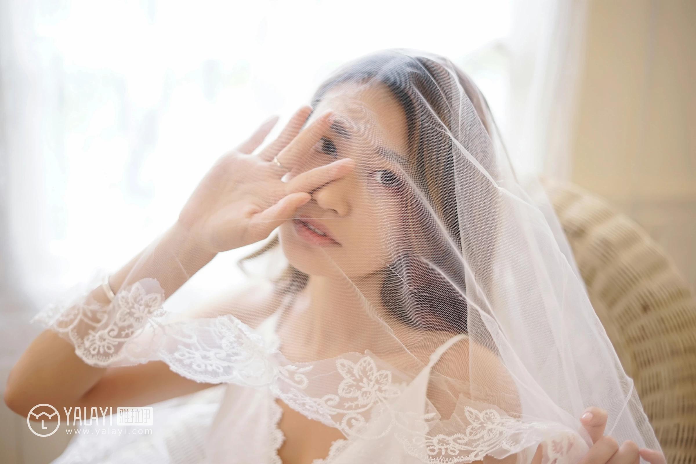 [YALAYI雅拉伊]NO.037 午后阳光 饰媛 白色吊带蕾丝连衣裙性感私房写真集第5张