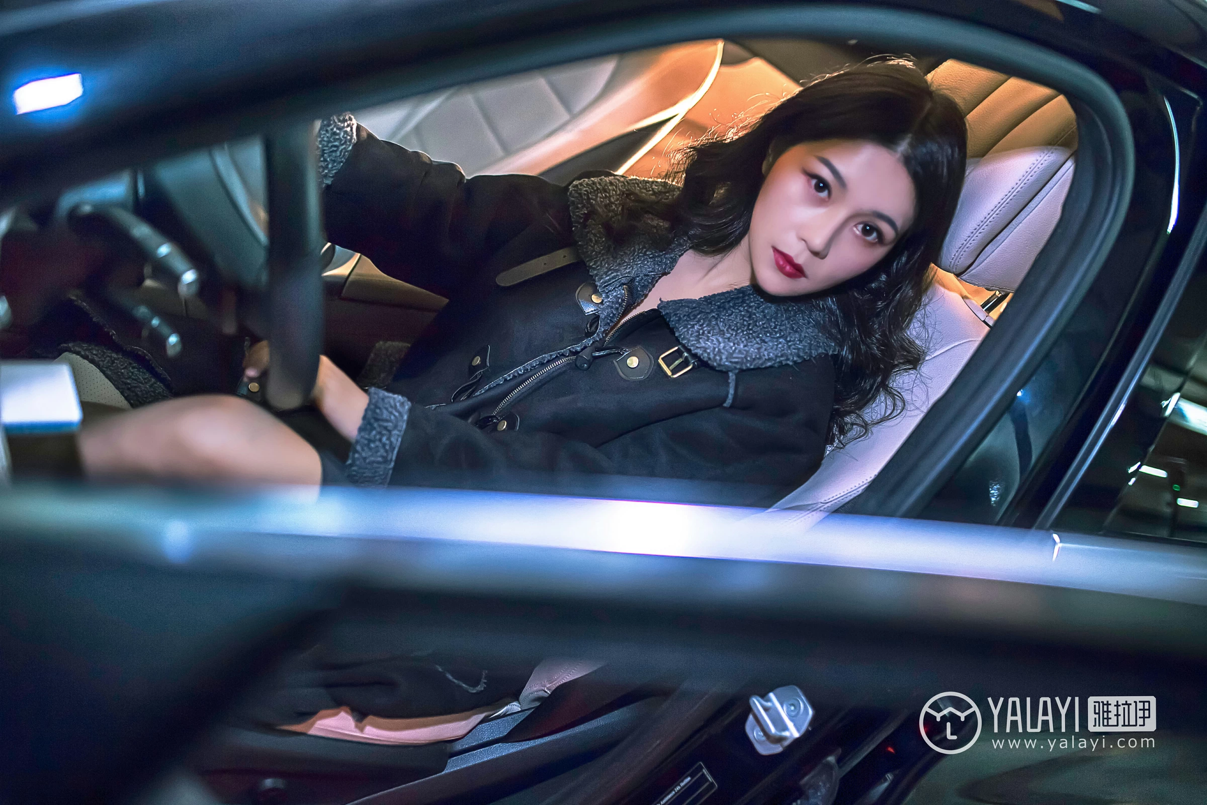 [YALAYI雅拉伊]NO.050 如野 莉莉 黑色外套加吊带连身礼裙性感私房写真集第2张