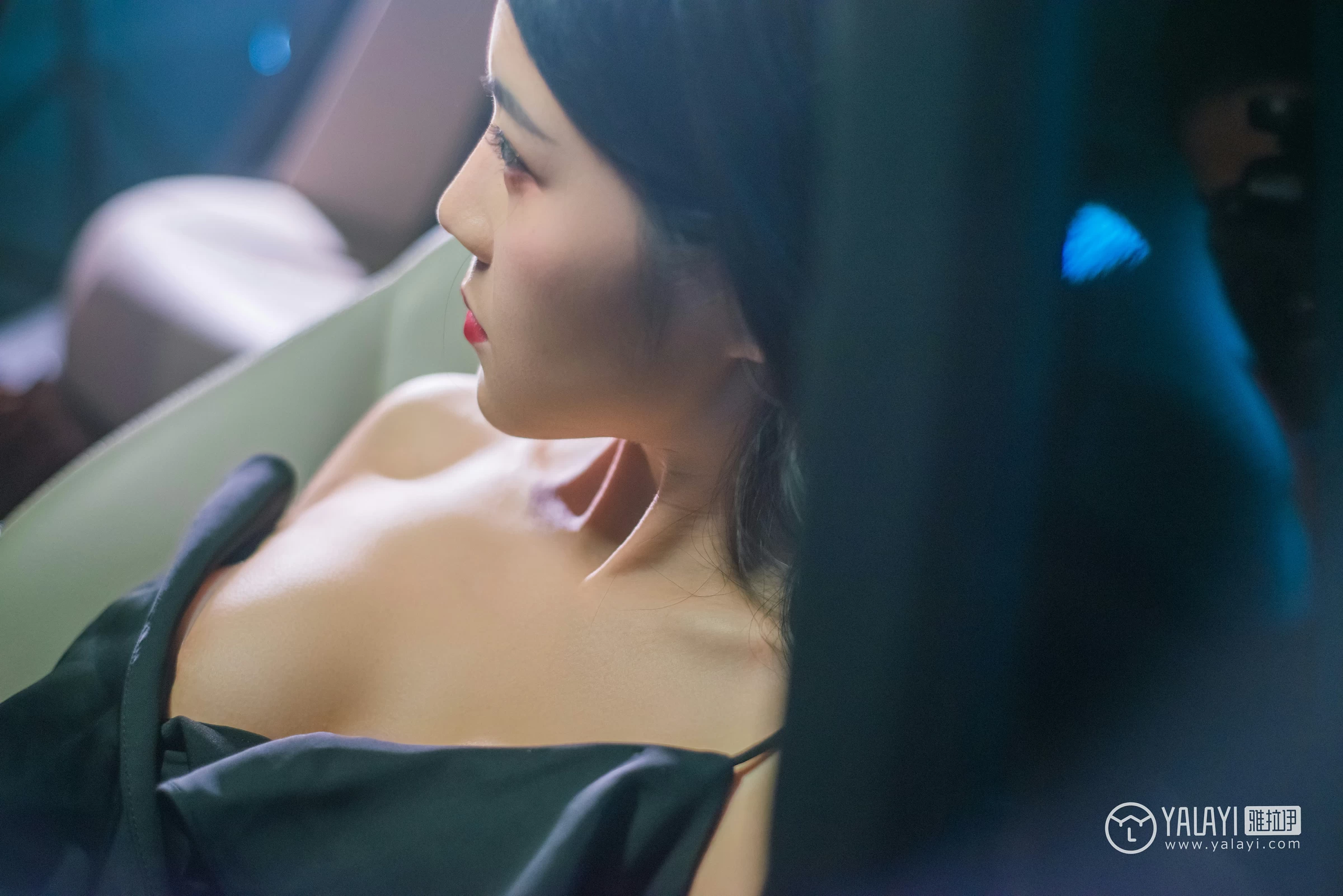 [YALAYI雅拉伊]NO.050 如野 莉莉 黑色外套加吊带连身礼裙性感私房写真集第12张