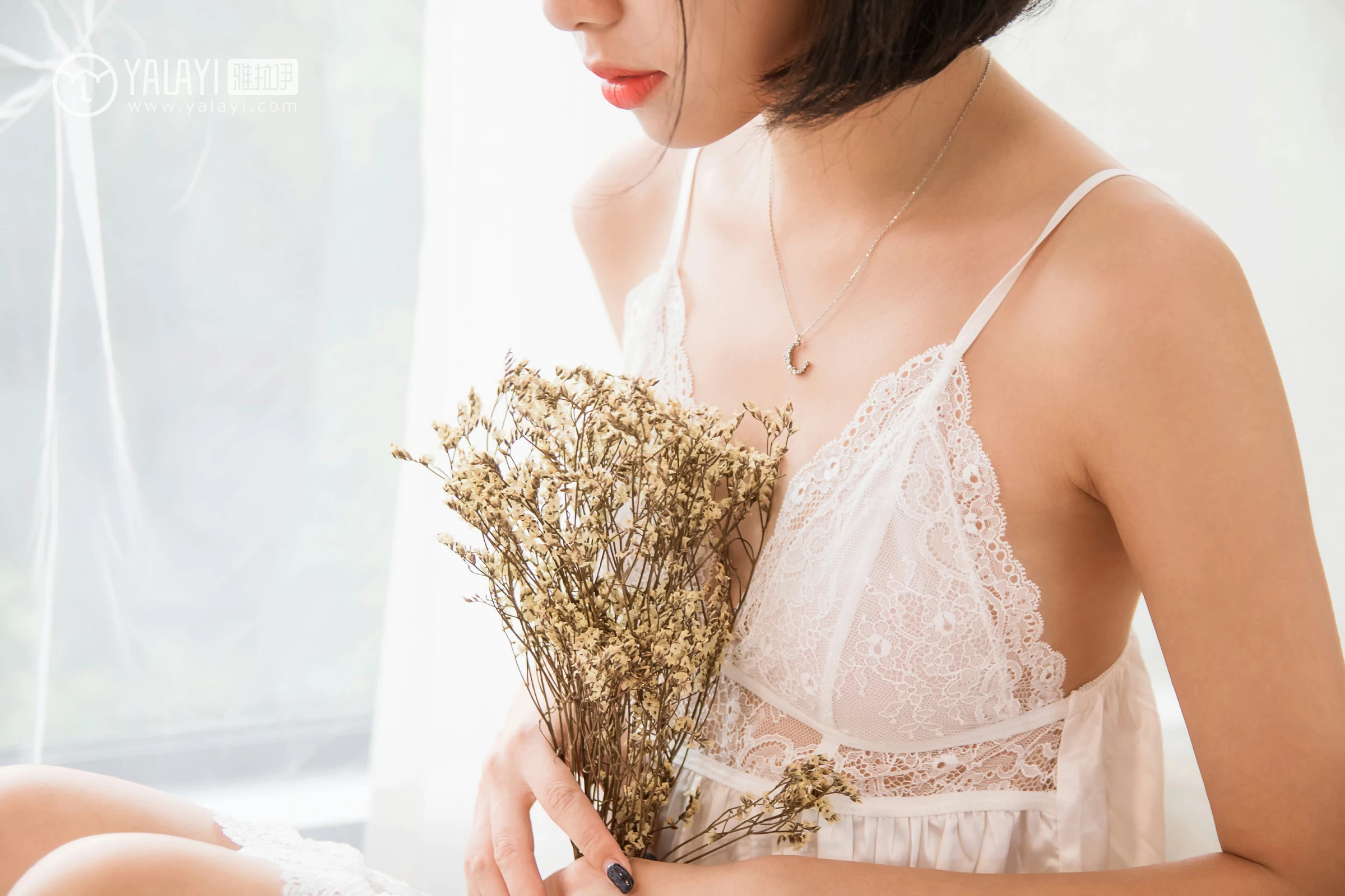 [YALAYI雅拉伊]NO.063 早晨 小杨 白色透视蕾丝连衣裙性感私房写真集第3张
