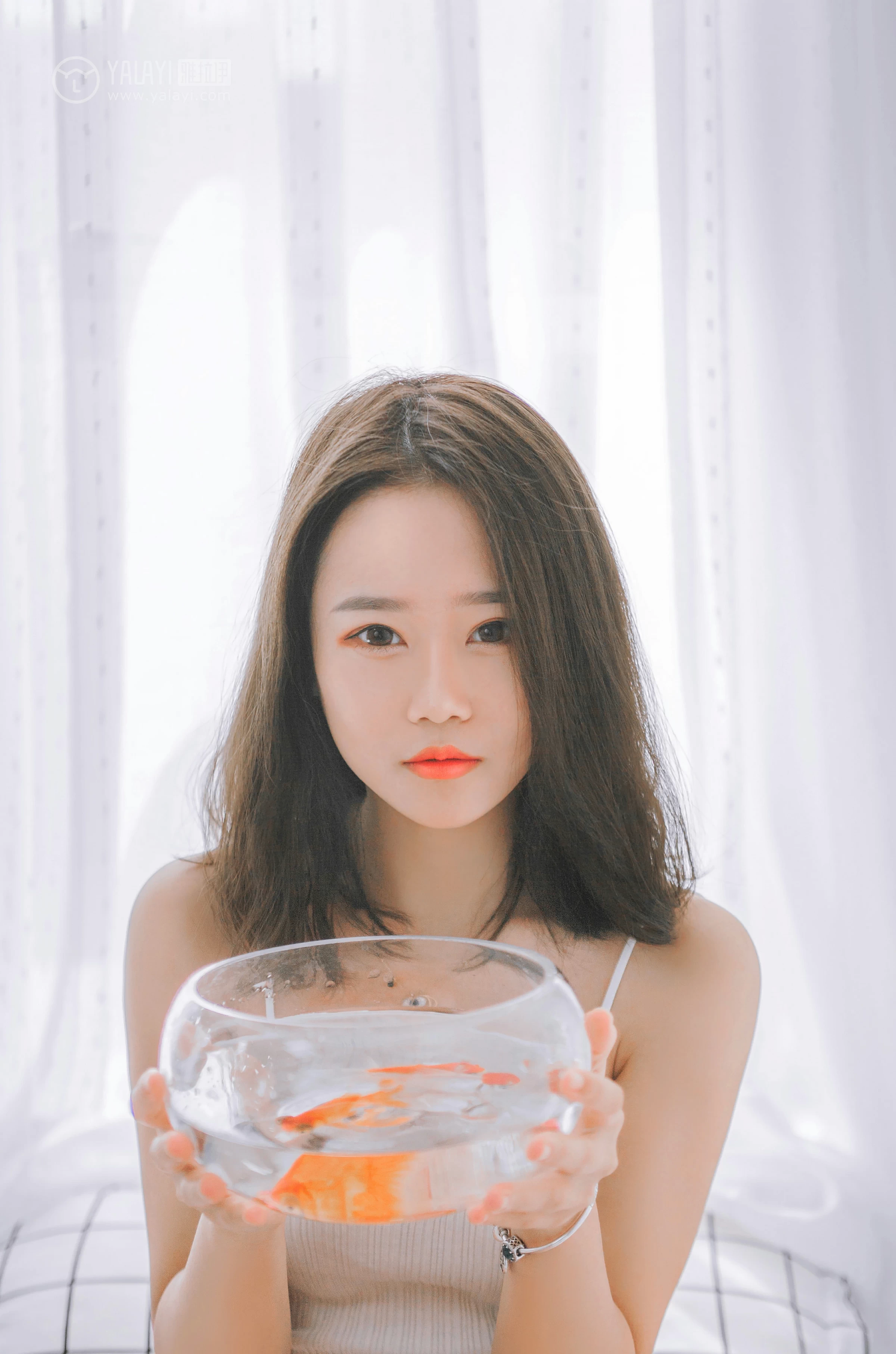 [YALAYI雅拉伊]NO.091 欲之与魚 李晗 白色性感小背心加牛仔短裤私房写真集第5张