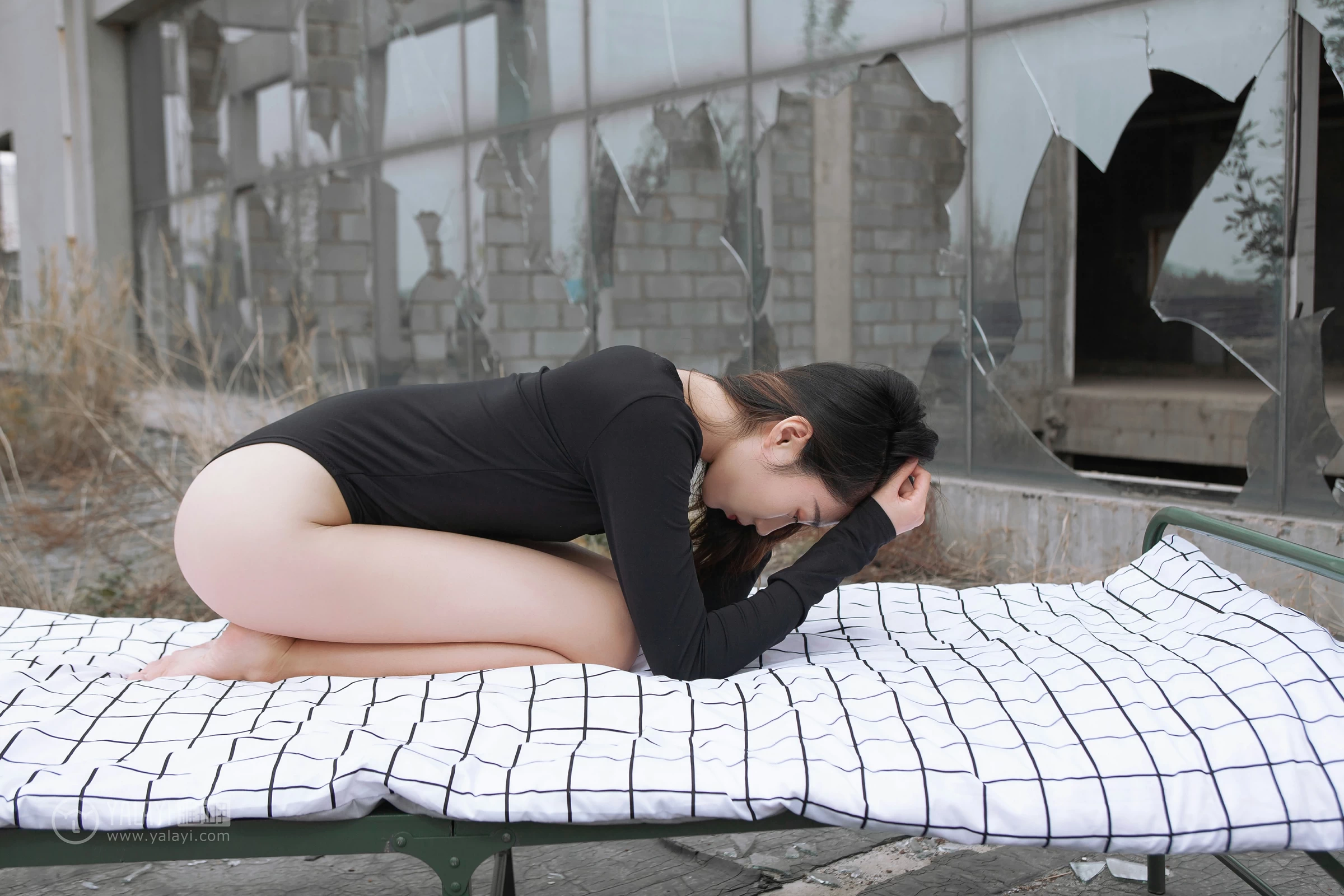 [YALAYI雅拉伊]NO.122 黑色禁地 熏儿 黑色紧身连体衣性感私房写真集第12张