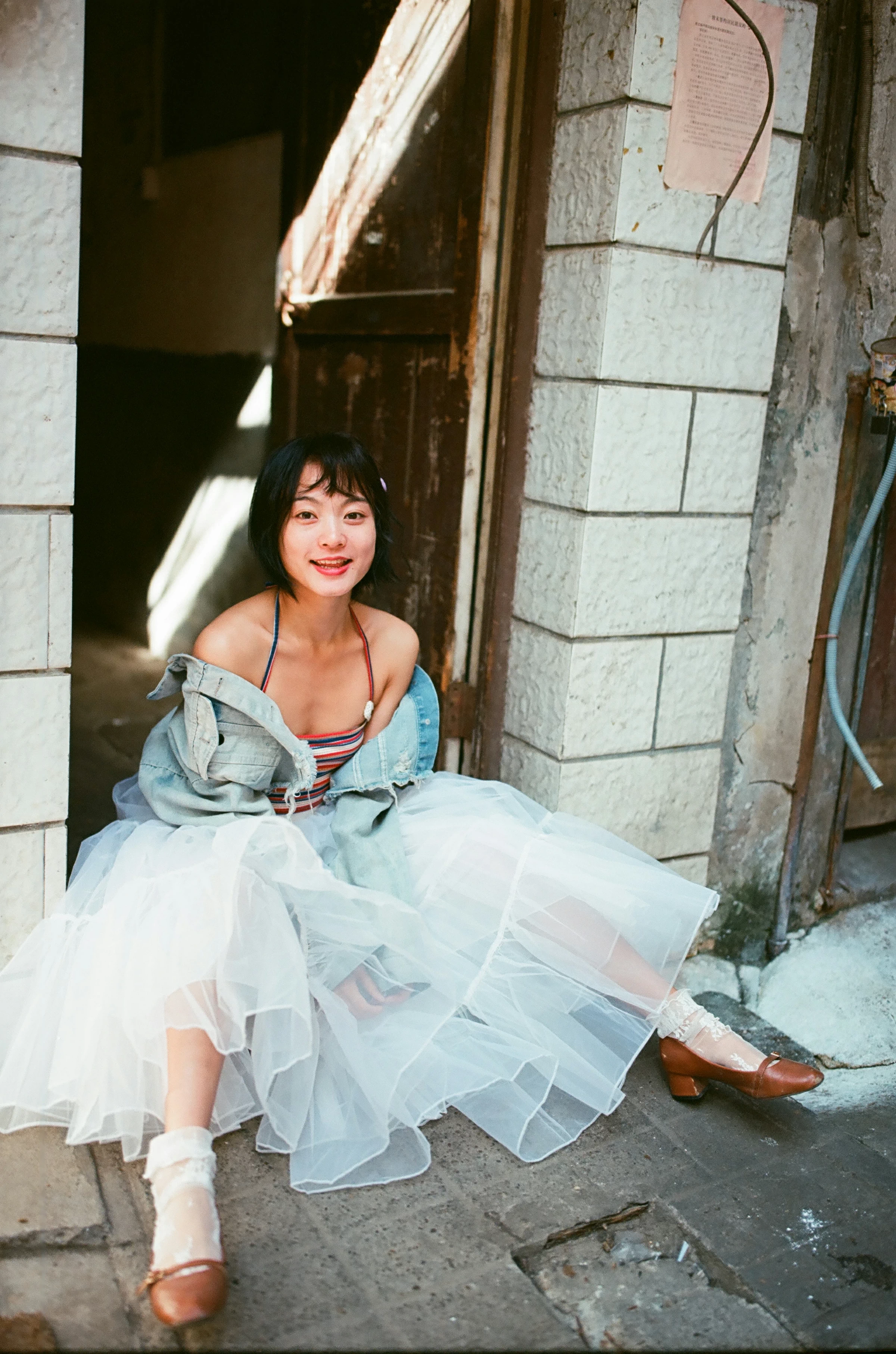 [YALAYI雅拉伊]NO.131 游街 米粒米粒 彩色背心与牛仔外套加白色透视裙私房写真集第8张