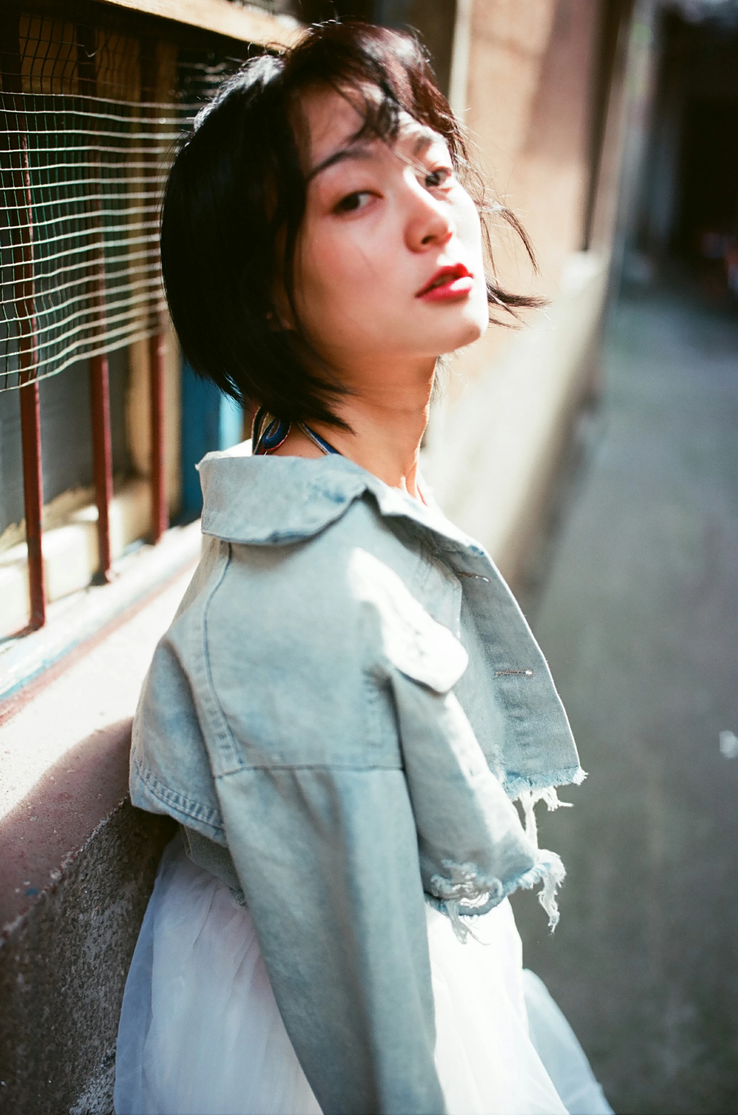 [YALAYI雅拉伊]NO.131 游街 米粒米粒 彩色背心与牛仔外套加白色透视裙私房写真集第9张