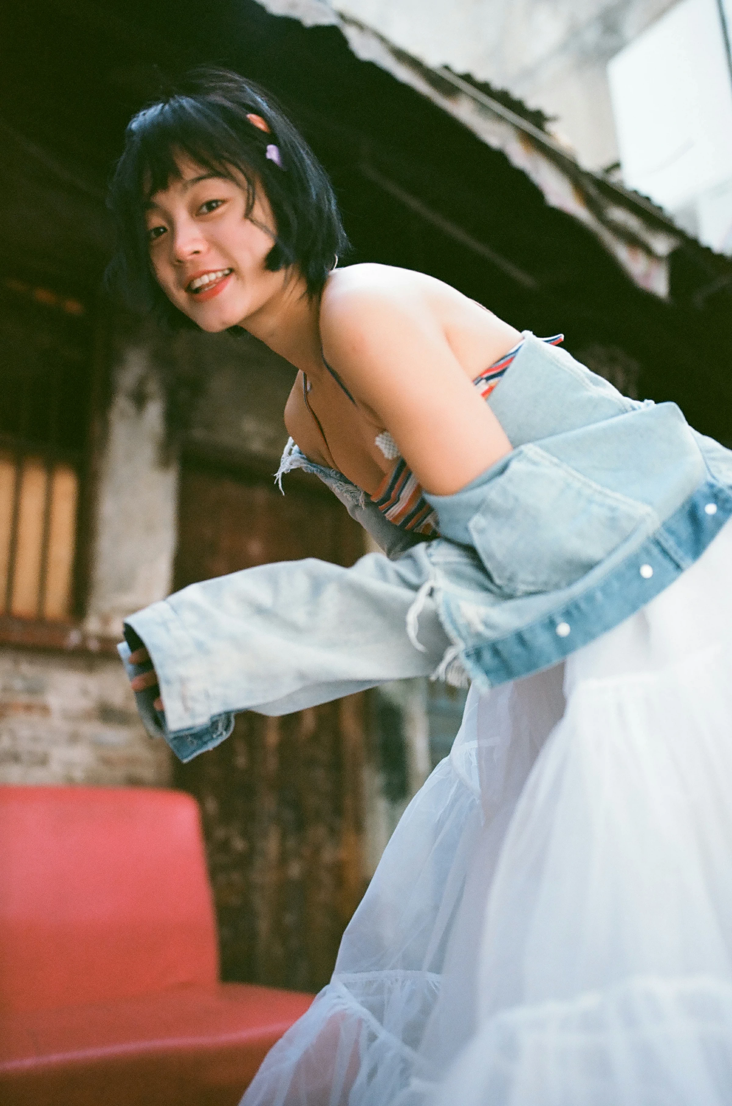 [YALAYI雅拉伊]NO.131 游街 米粒米粒 彩色背心与牛仔外套加白色透视裙私房写真集第19张