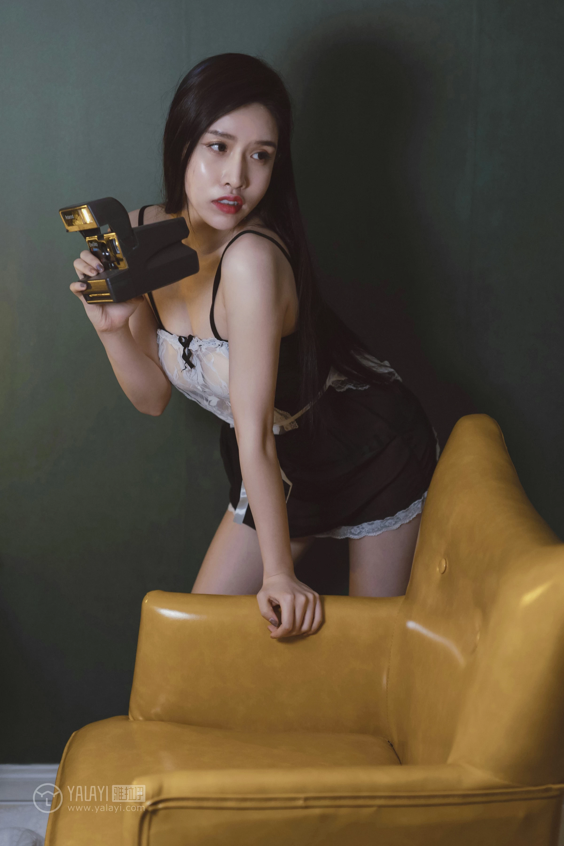 [YALAYI雅拉伊]NO.143 黑咖啡 颖莹 黑色吊带透视女仆制服裙性感私房写真集第14张