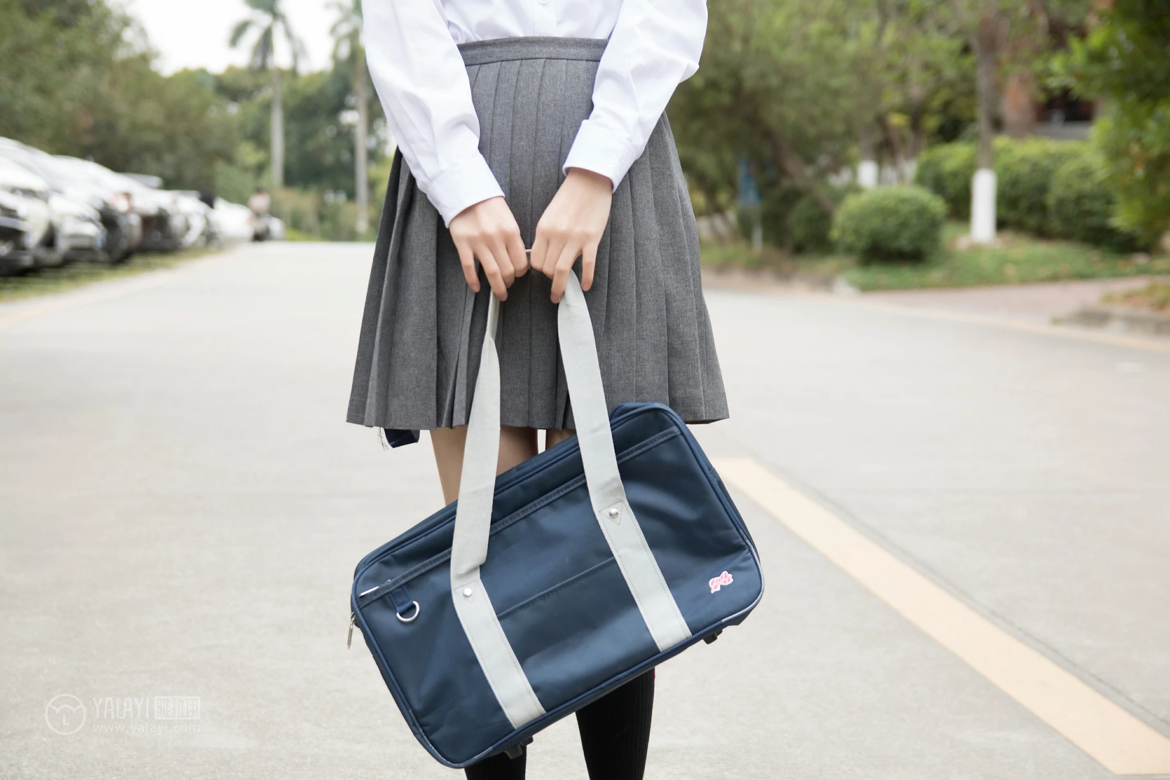 [YALAYI雅拉伊]NO.148 青春的梦 Toki 高中女生制服 白色衬衫加灰色短裙清纯可爱私房写真集第4张