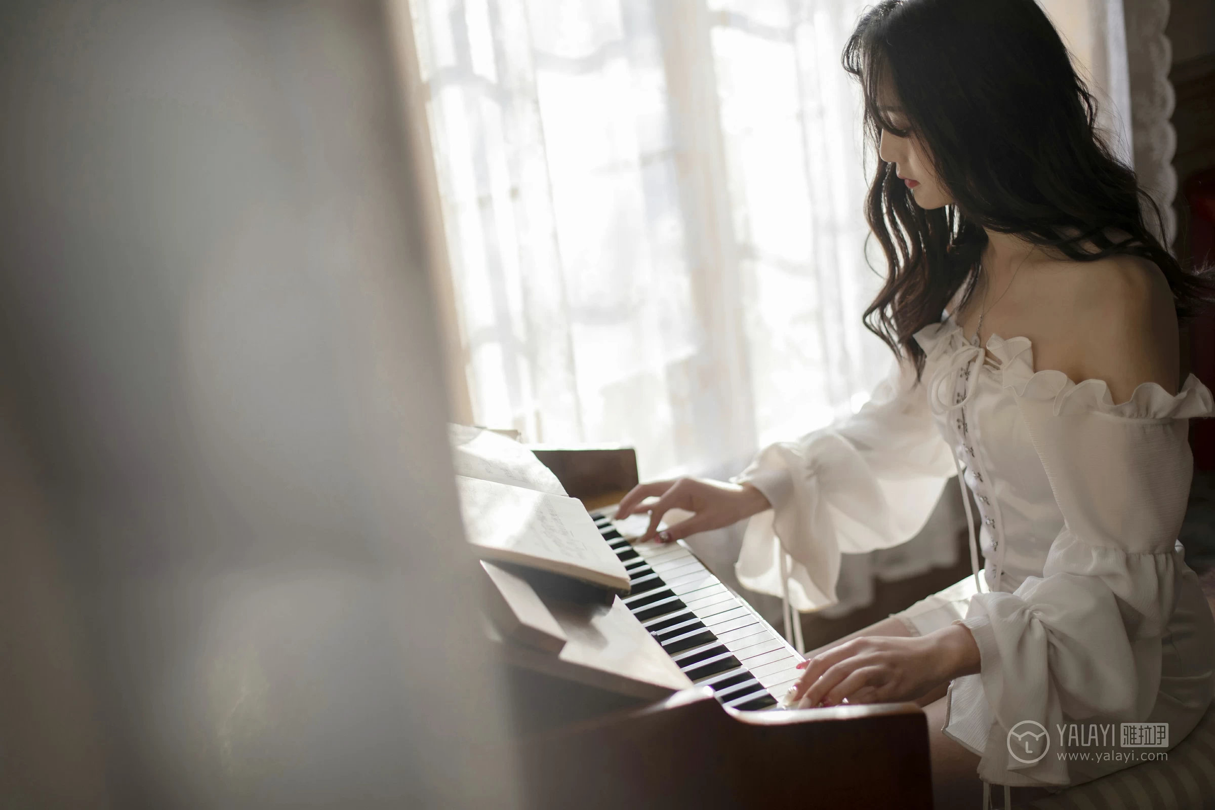 [YALAYI雅拉伊]No.168 画中伊人 项兴咏 白色塑身抹胸连衣裙性感私房写真集第9张