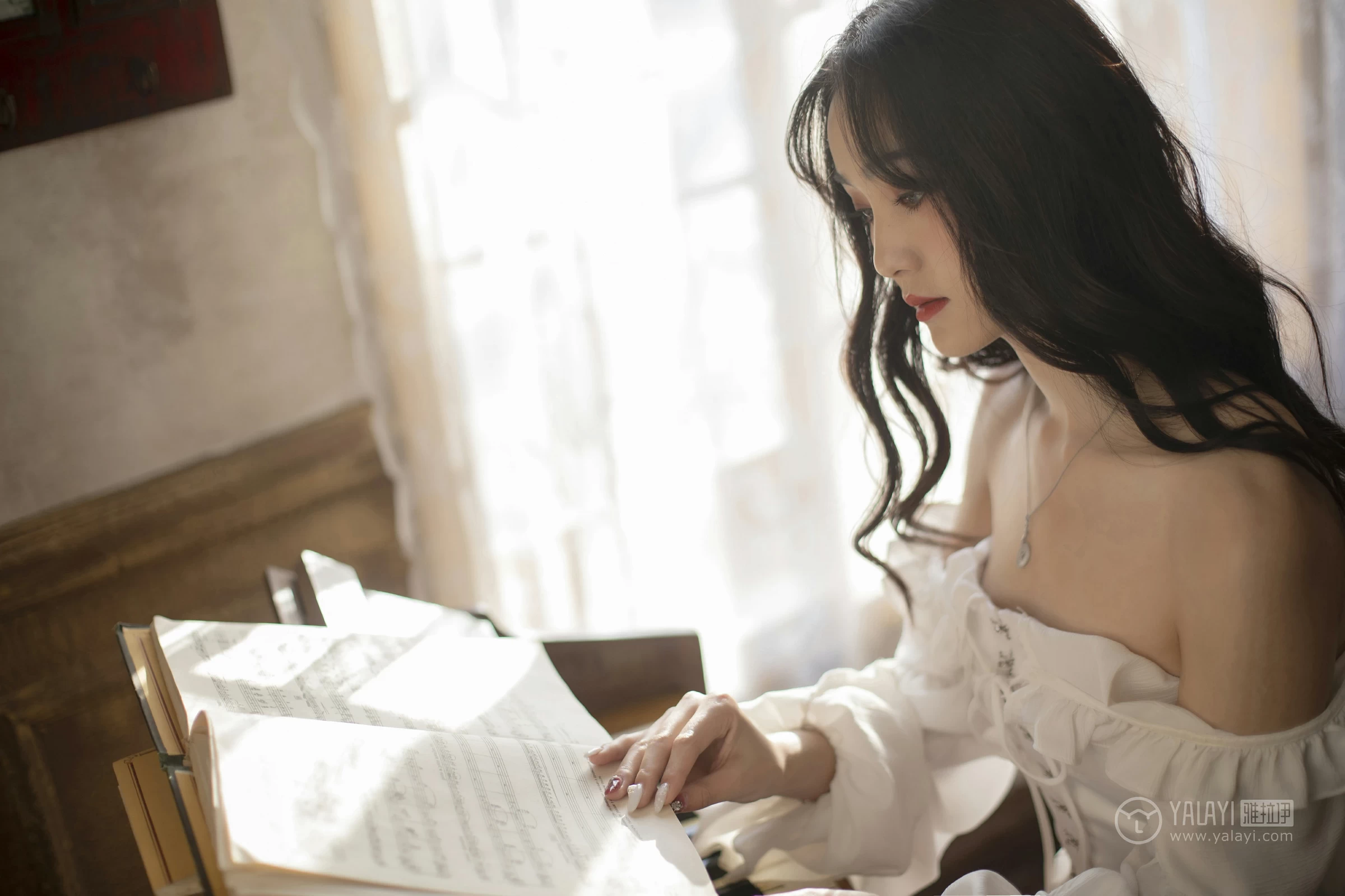 [YALAYI雅拉伊]No.168 画中伊人 项兴咏 白色塑身抹胸连衣裙性感私房写真集第11张