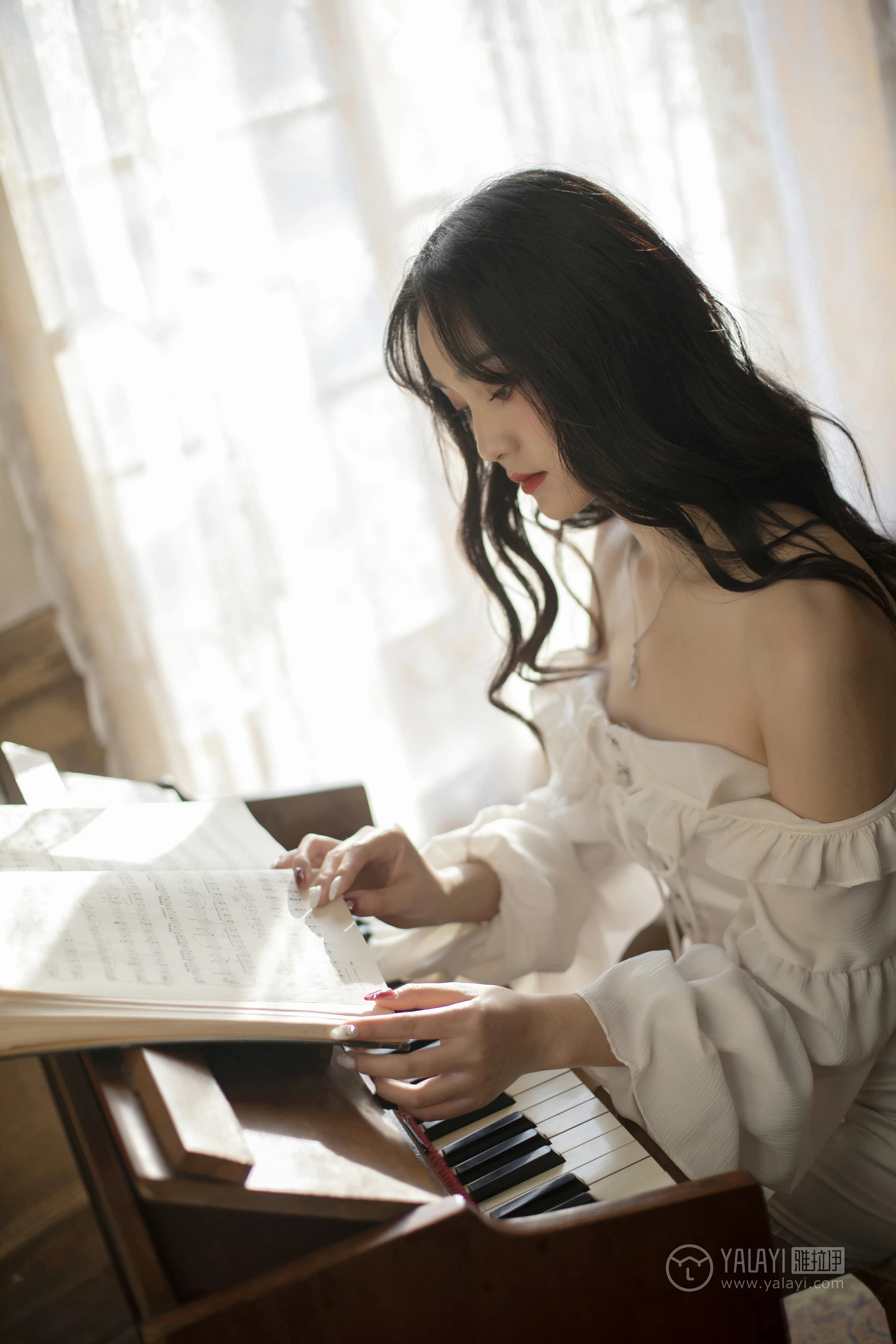[YALAYI雅拉伊]No.168 画中伊人 项兴咏 白色塑身抹胸连衣裙性感私房写真集第12张