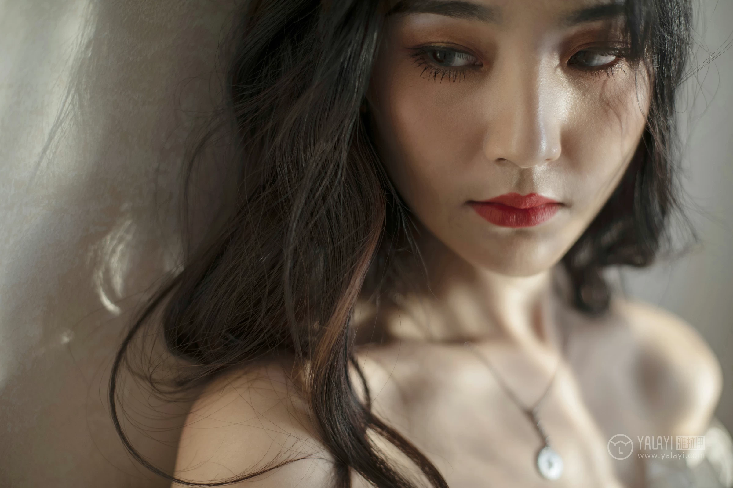 [YALAYI雅拉伊]No.168 画中伊人 项兴咏 白色塑身抹胸连衣裙性感私房写真集第13张