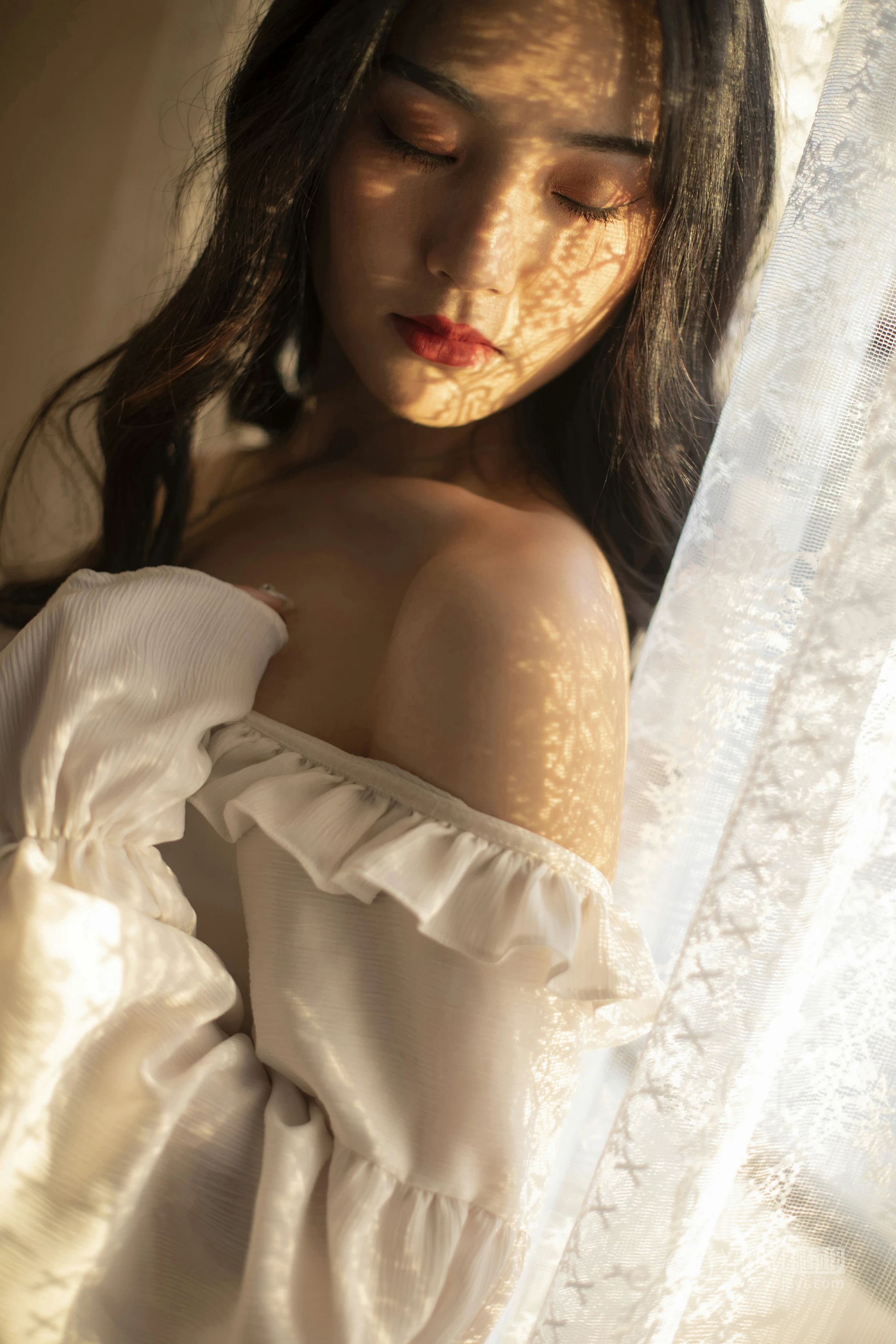 [YALAYI雅拉伊]No.168 画中伊人 项兴咏 白色塑身抹胸连衣裙性感私房写真集第16张