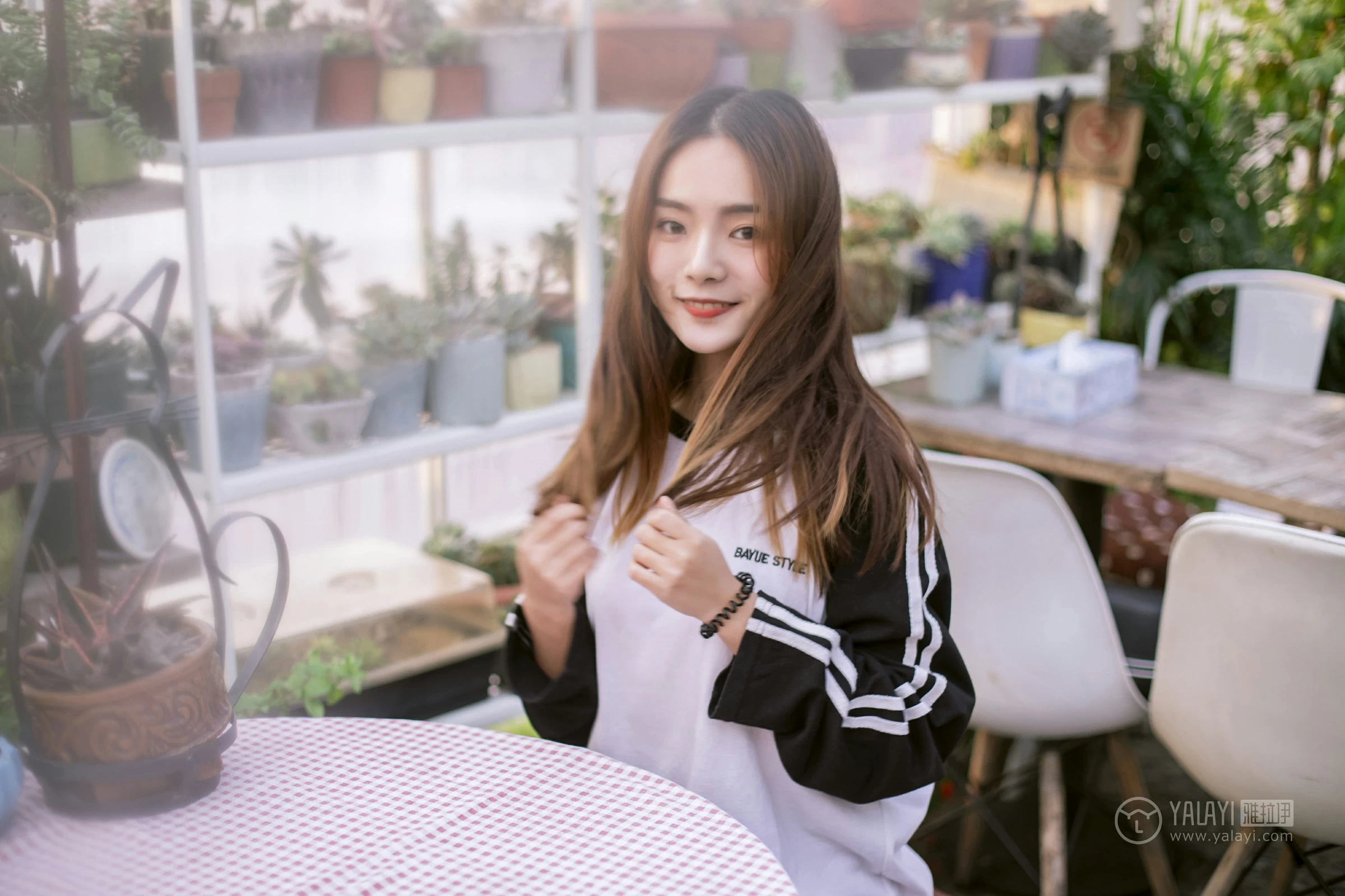 [YALAYI雅拉伊] No.180 我想有个花园 白日梦 黑白卫衣加紧身牛仔裤清纯可爱私房写真集第12张