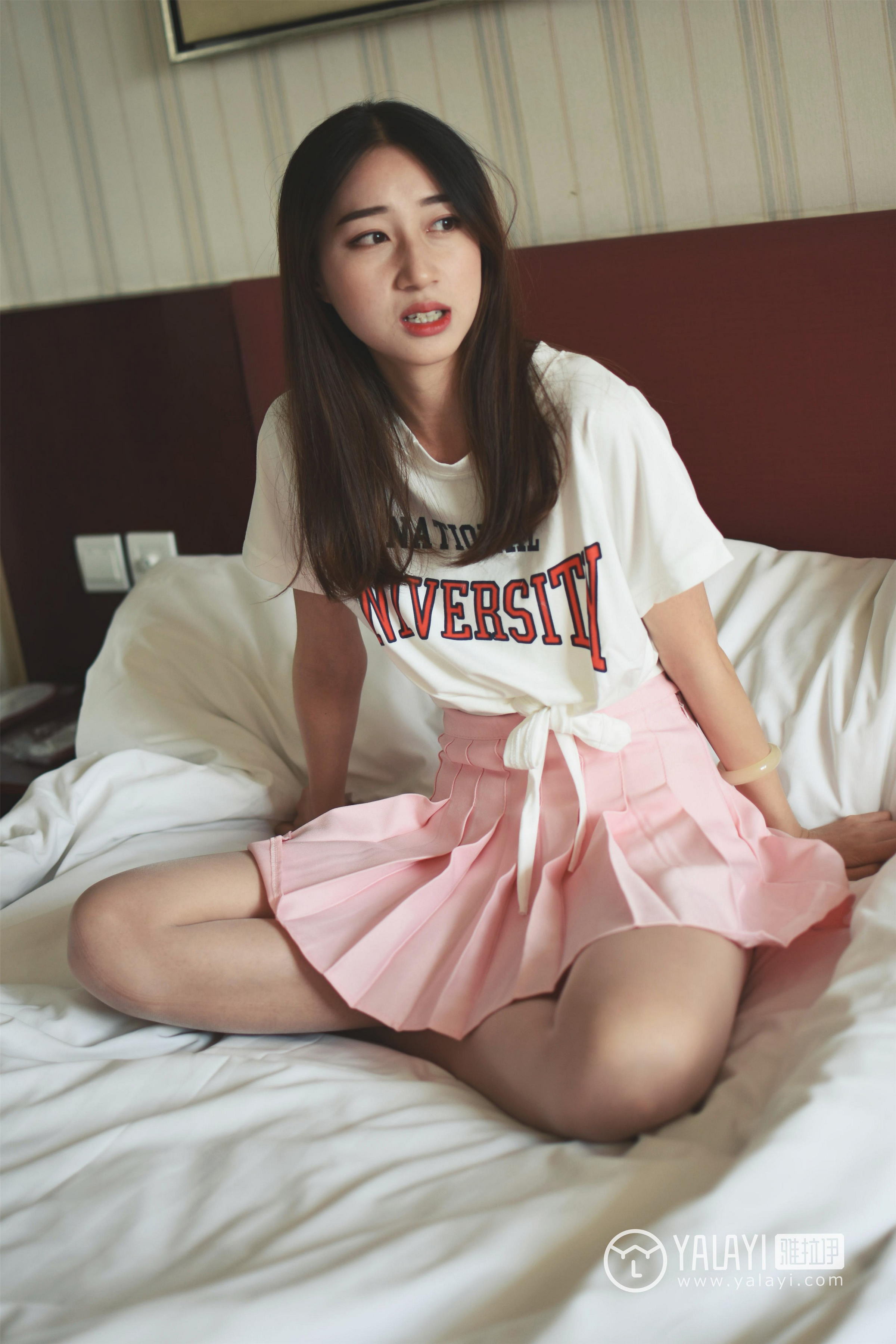 [YALAYI雅拉伊]NO.010 可爱啦啦队服 木晓雨 白色短袖与粉色短裙加肉色丝袜美腿性感私房写真集第5张