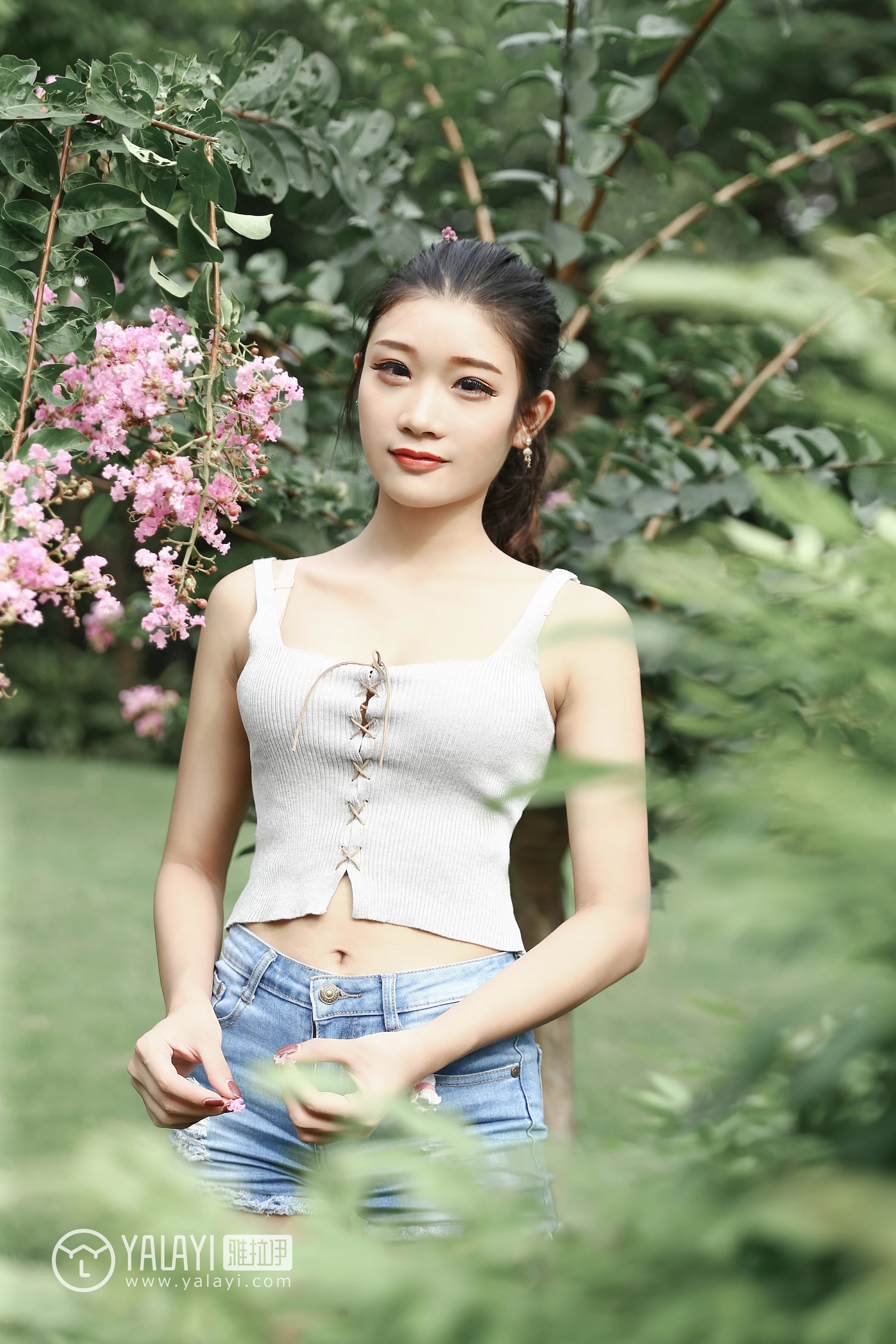 [YALAYI雅拉伊]NO.026 花儿少女 兔洱 白色背心加牛仔热裤性感私房写真集第6张