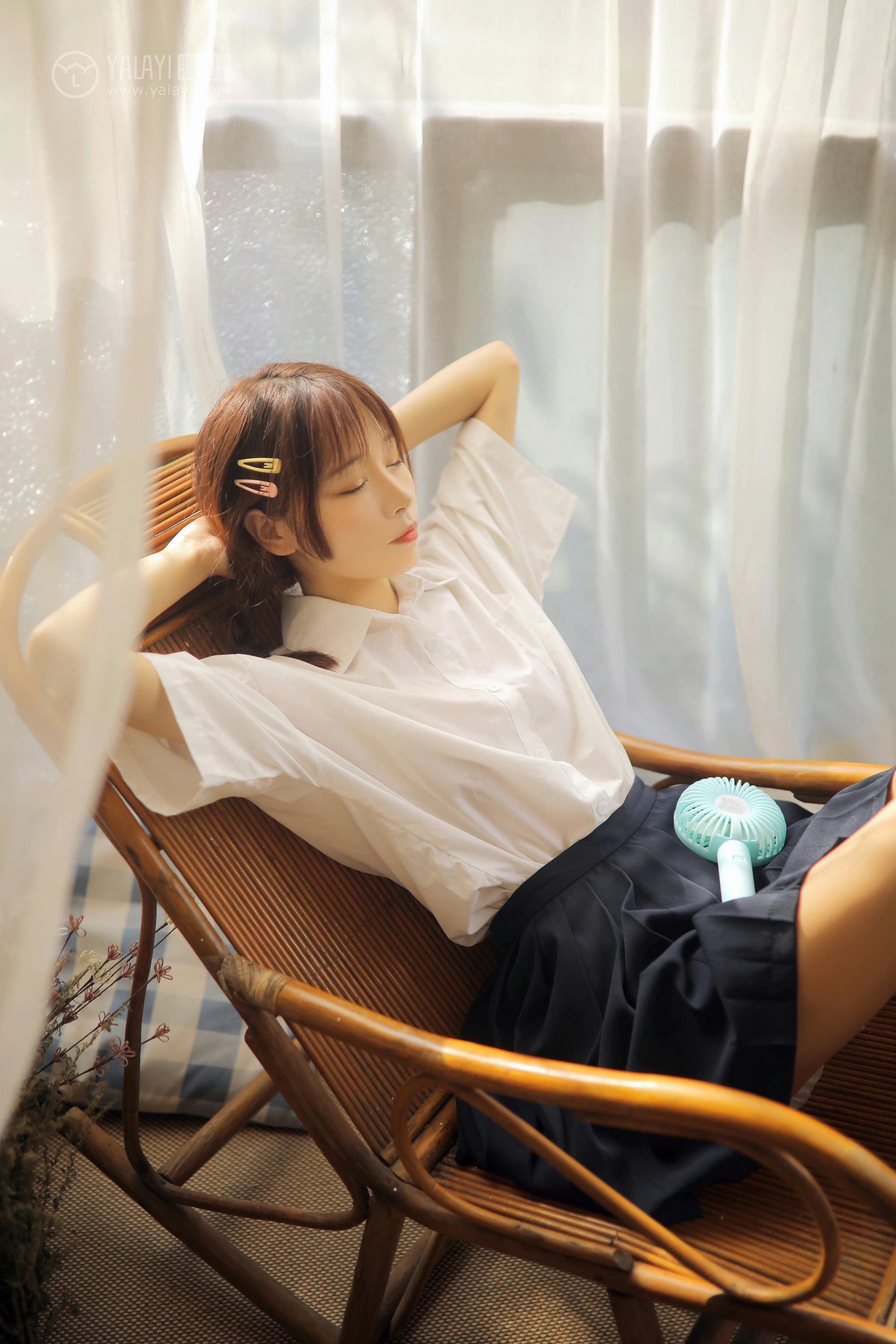 [YALAYI雅拉伊]No.342 与她的夏日恋爱 暄暄 白色衬衫加黑色短裙清纯可爱私房写真集第14张