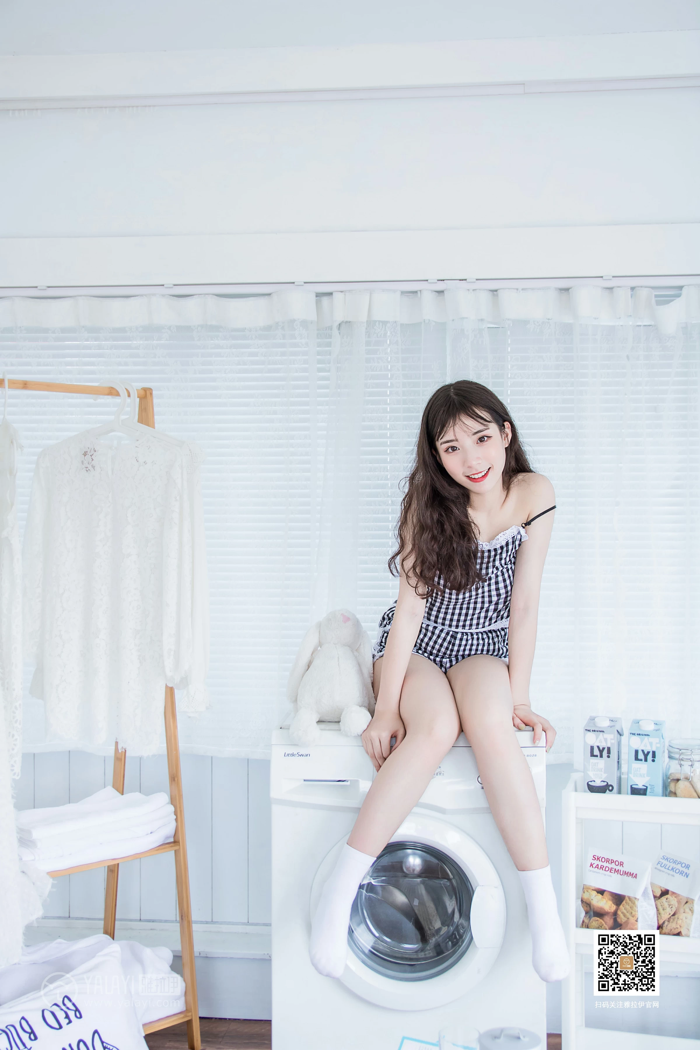 [YALAYI雅拉伊]No.369 一双白袜子 阿橙 吊带小背心加短裤性感私房写真集第5张