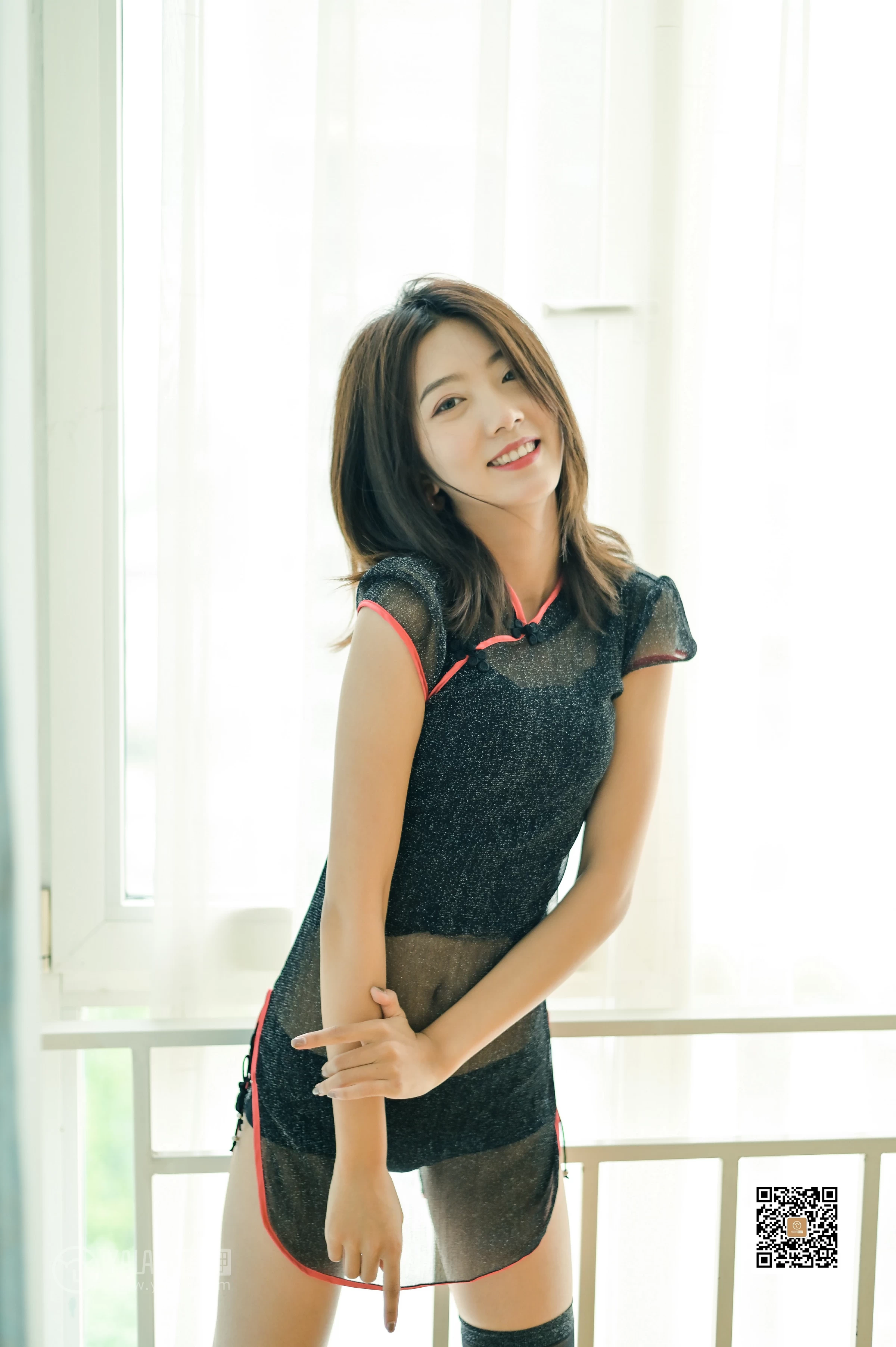 [YALAYI雅拉伊]No.382 纹纹 黑色透视情趣旗袍加黑色丝袜美腿性感私房写真集第12张