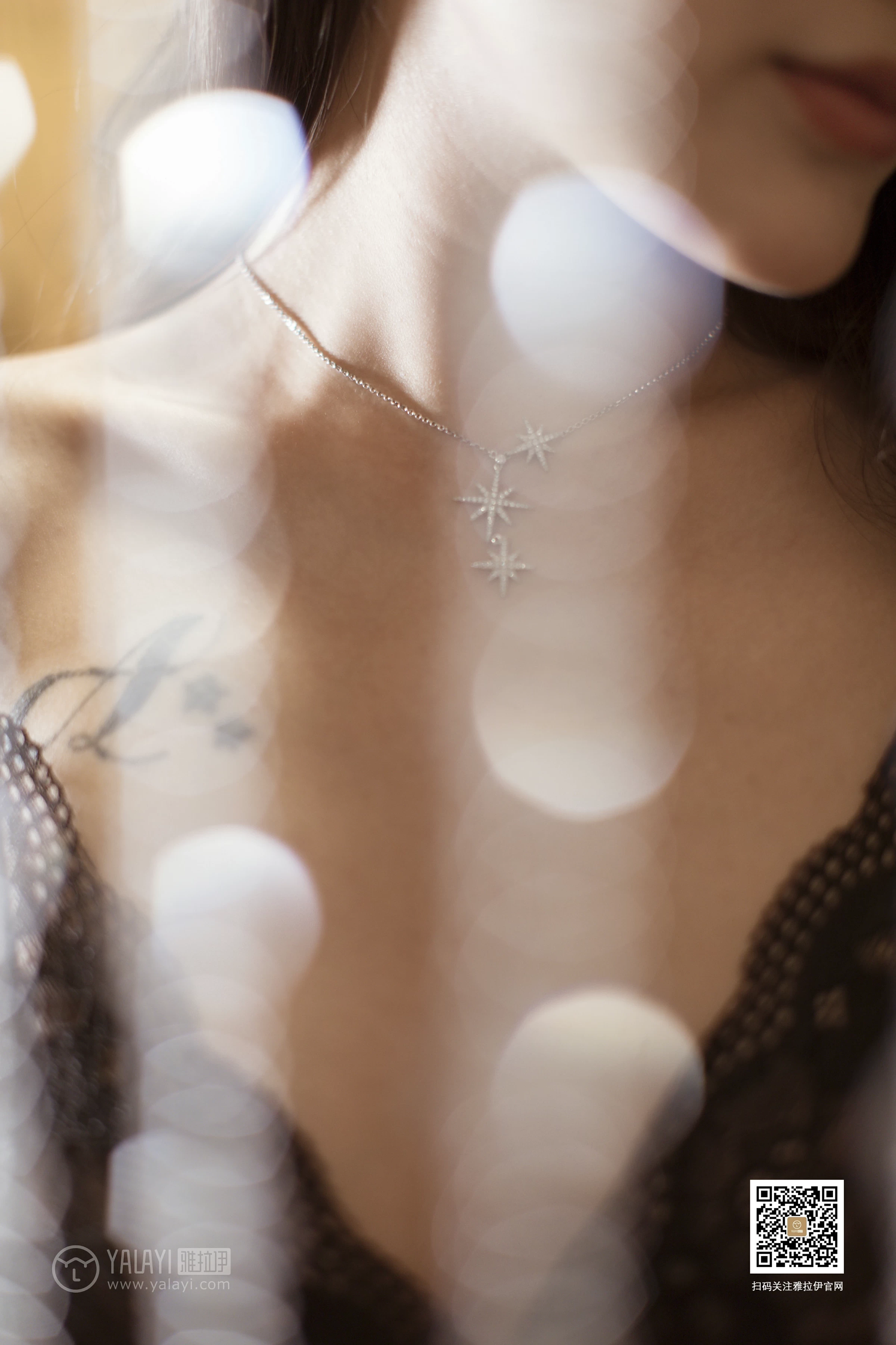 [YALAYI雅拉伊]No.386 新办公室职员 刘子炀 黑色连体蕾丝内衣加黑色丝袜美腿性感私房写真集第2张