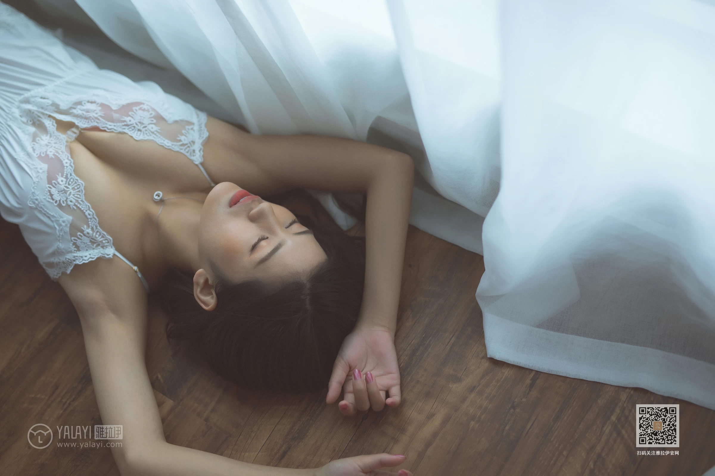 [YALAYI雅拉伊]No.397 念念又不忘 小小 白色吊带蕾丝睡衣性感私房写真集第6张
