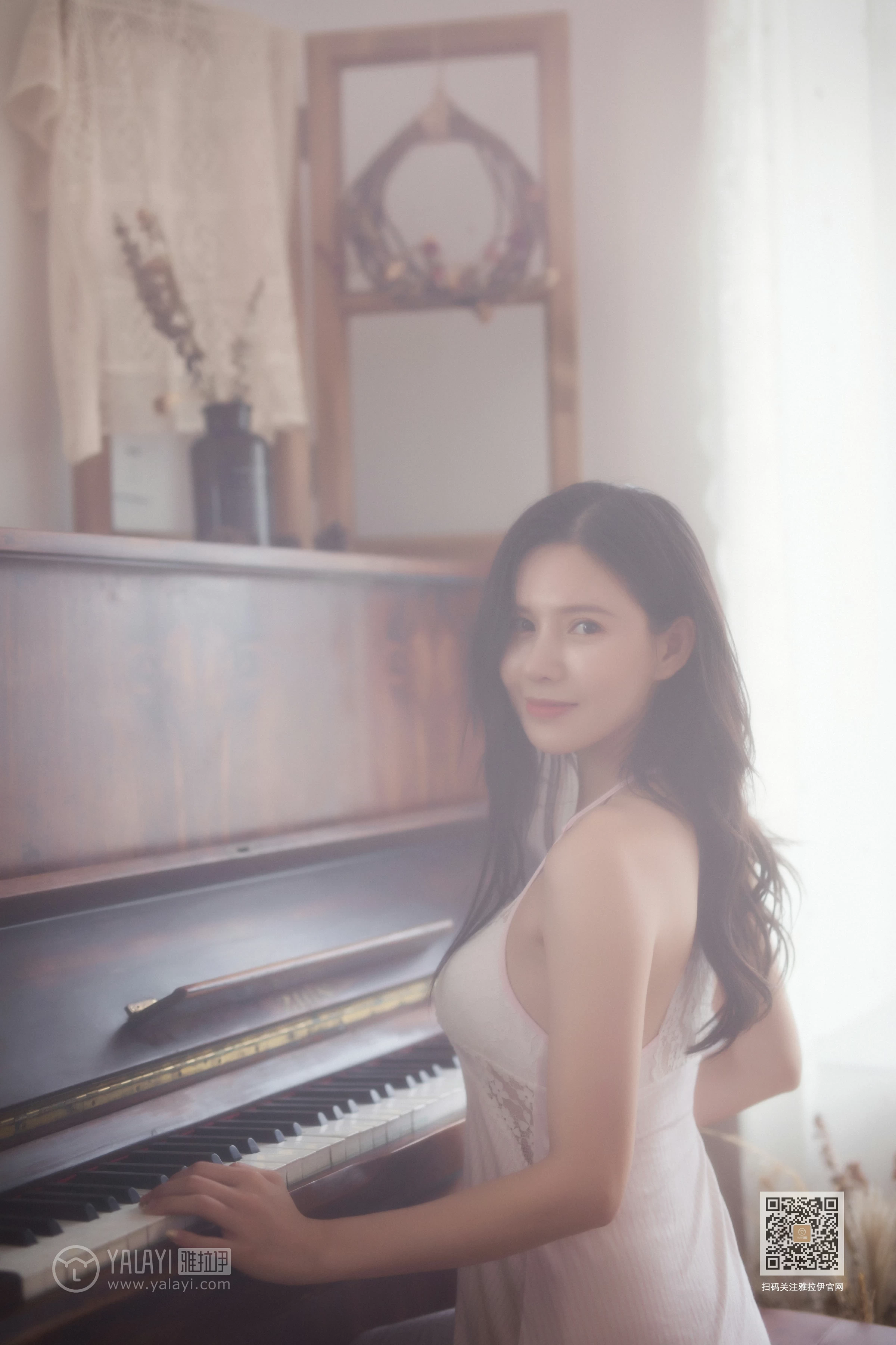 [YALAYI雅拉伊]No.400 想念你 瑶瑶 白色吊带蕾丝睡衣裙居家性感私房写真集第2张