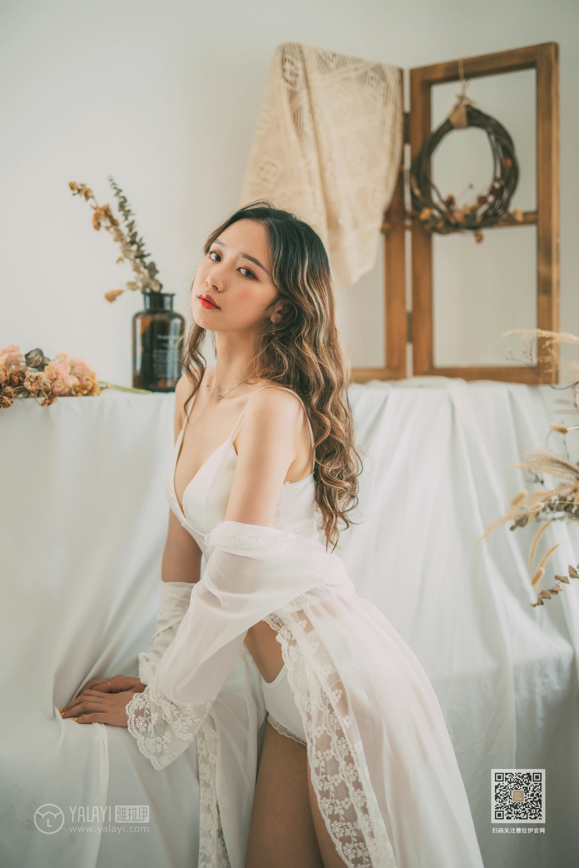 [YALAYI雅拉伊]Vol.408 写生模特 晓琳 白色透视睡衣加白色内衣性感私房写真集第3张