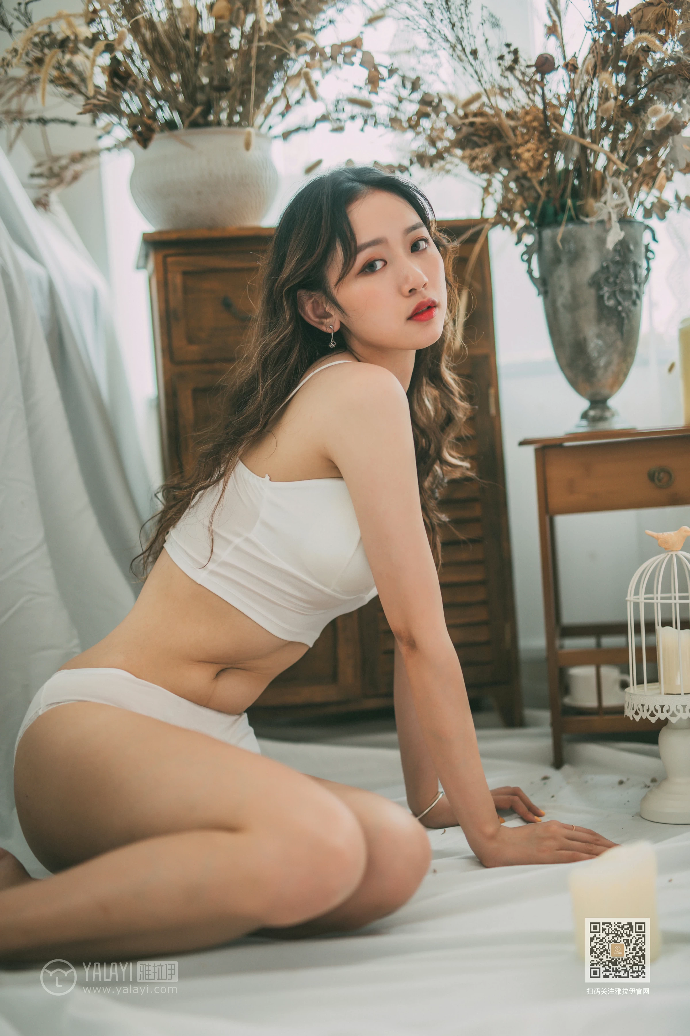 [YALAYI雅拉伊]Vol.408 写生模特 晓琳 白色透视睡衣加白色内衣性感私房写真集第9张