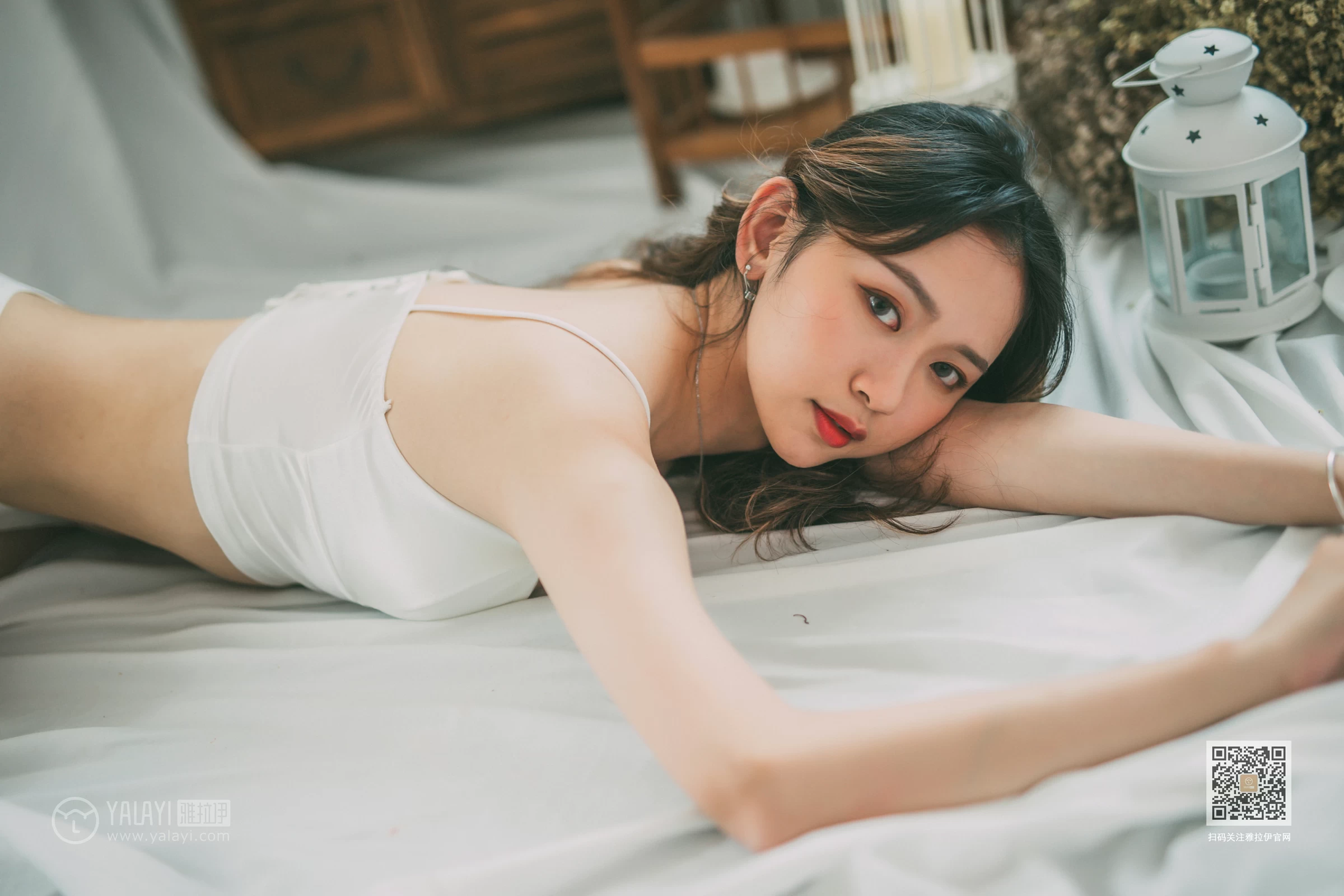 [YALAYI雅拉伊]Vol.408 写生模特 晓琳 白色透视睡衣加白色内衣性感私房写真集第10张