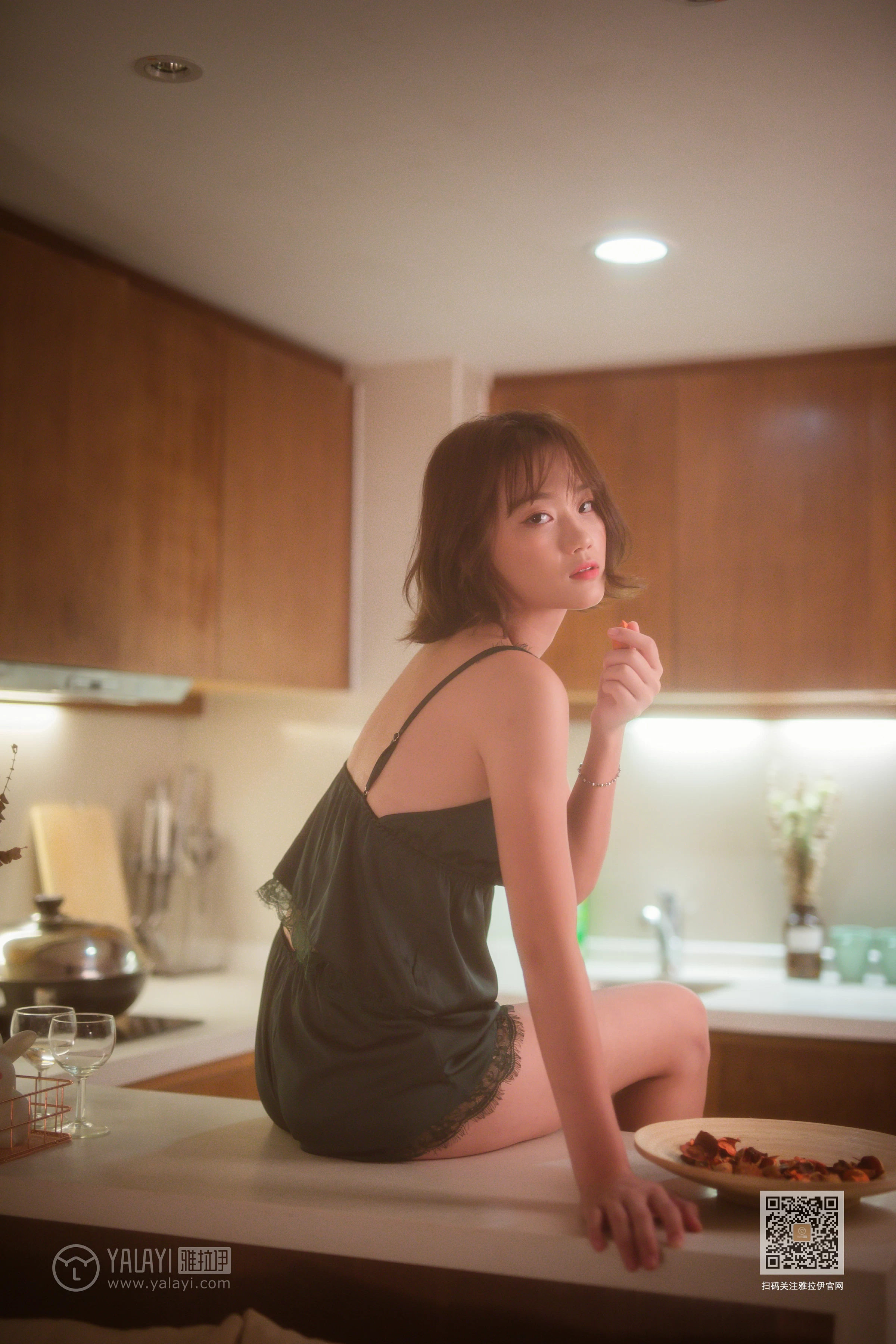[YALAYI雅拉伊]Vol.412 特技小厨娘 良子 吊带睡衣加蕾丝短裤性感私房写真集第7张