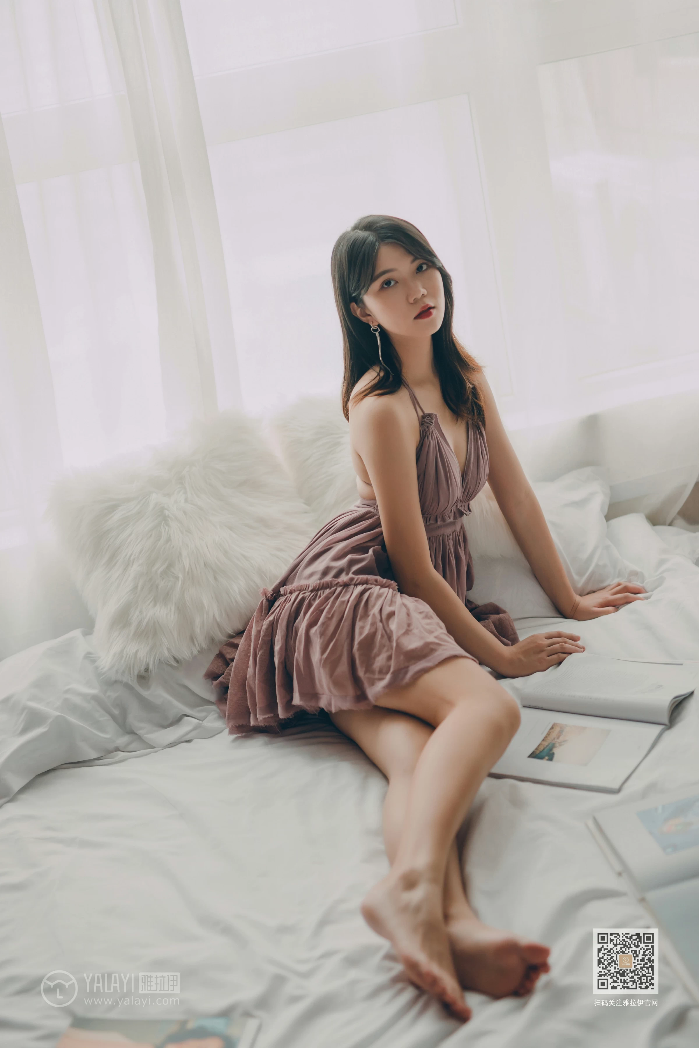 [YALAYI雅拉伊]Vol.414 缠绵 倪倪 棕色吊带睡衣裙居家性感私房写真集第2张