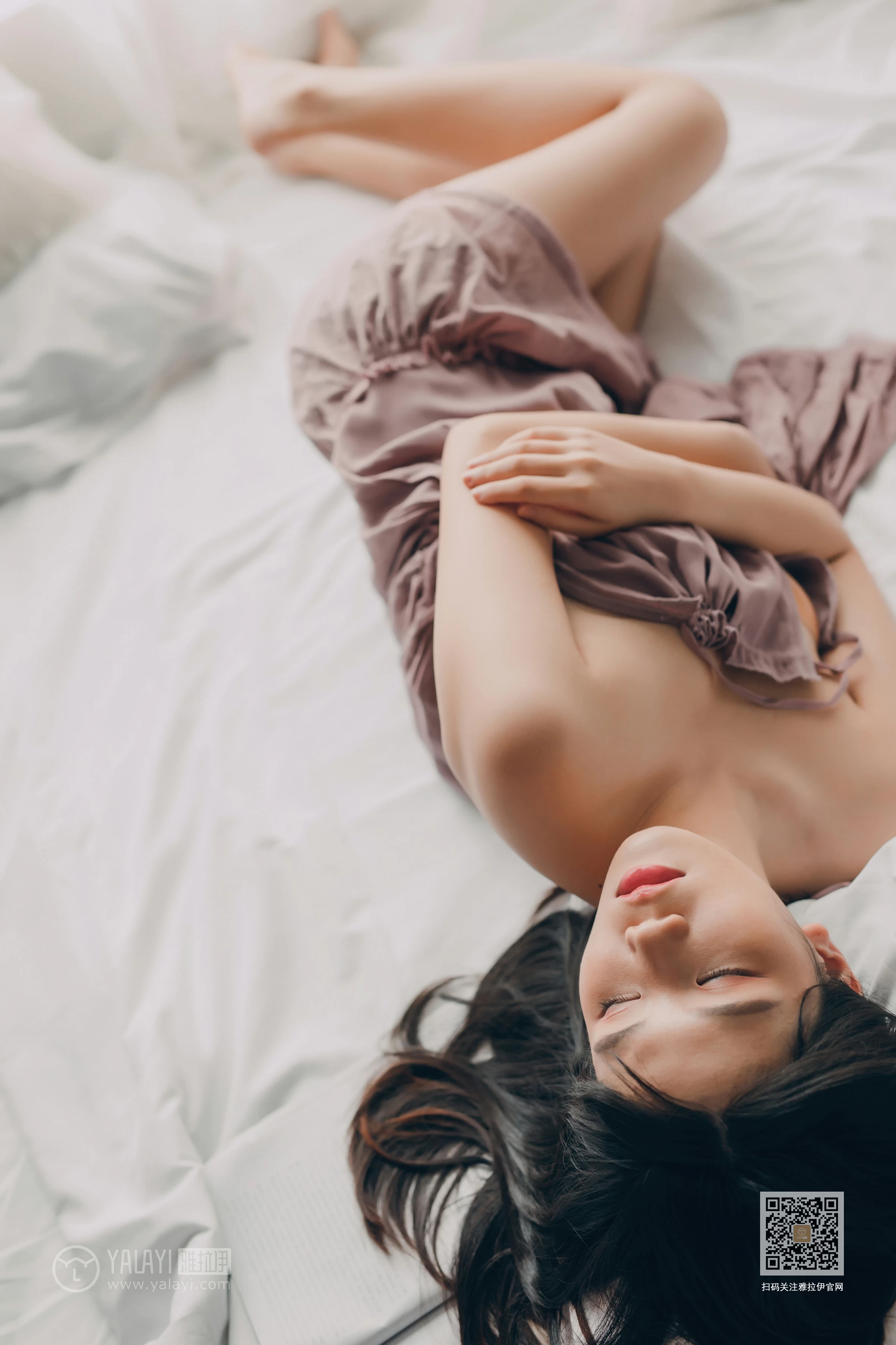 [YALAYI雅拉伊]Vol.414 缠绵 倪倪 棕色吊带睡衣裙居家性感私房写真集第15张