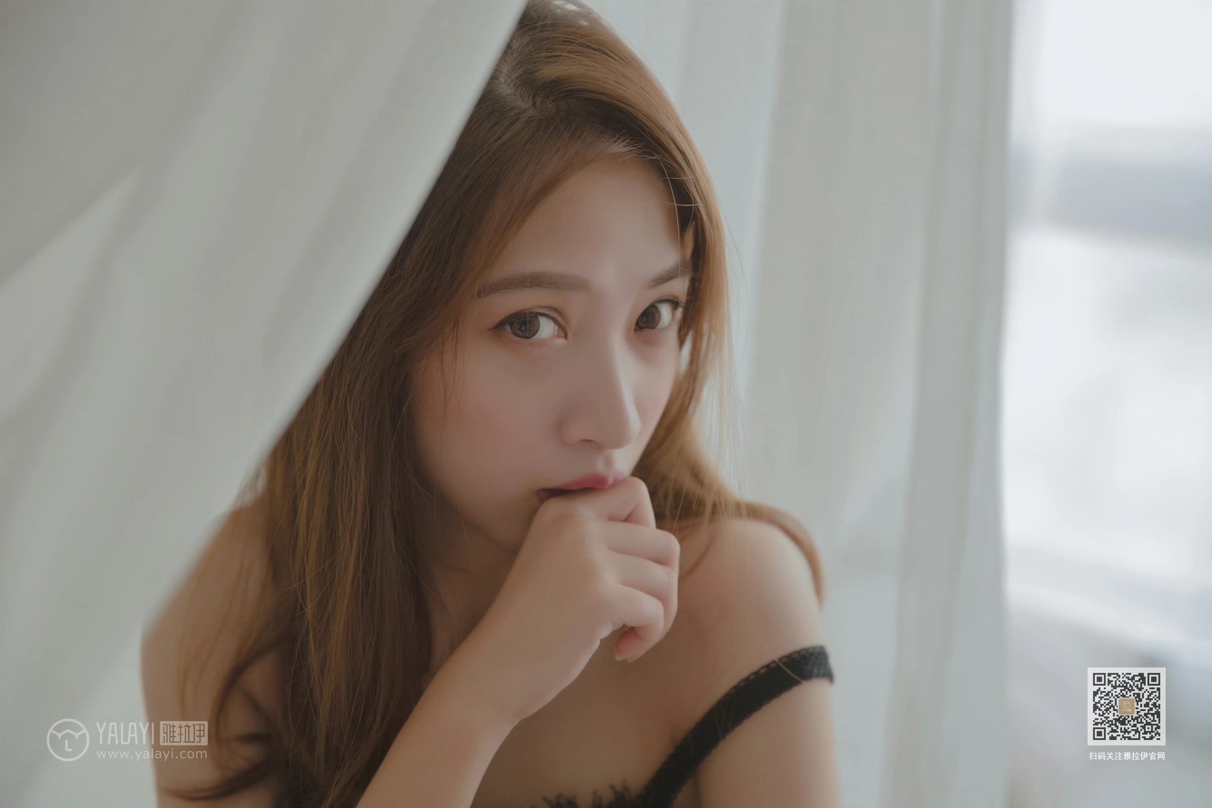 [YALAYI雅拉伊]Vol.416 白加黑 蓝心 黑色真丝睡衣加黑色蕾丝内衣性感私房写真集第8张