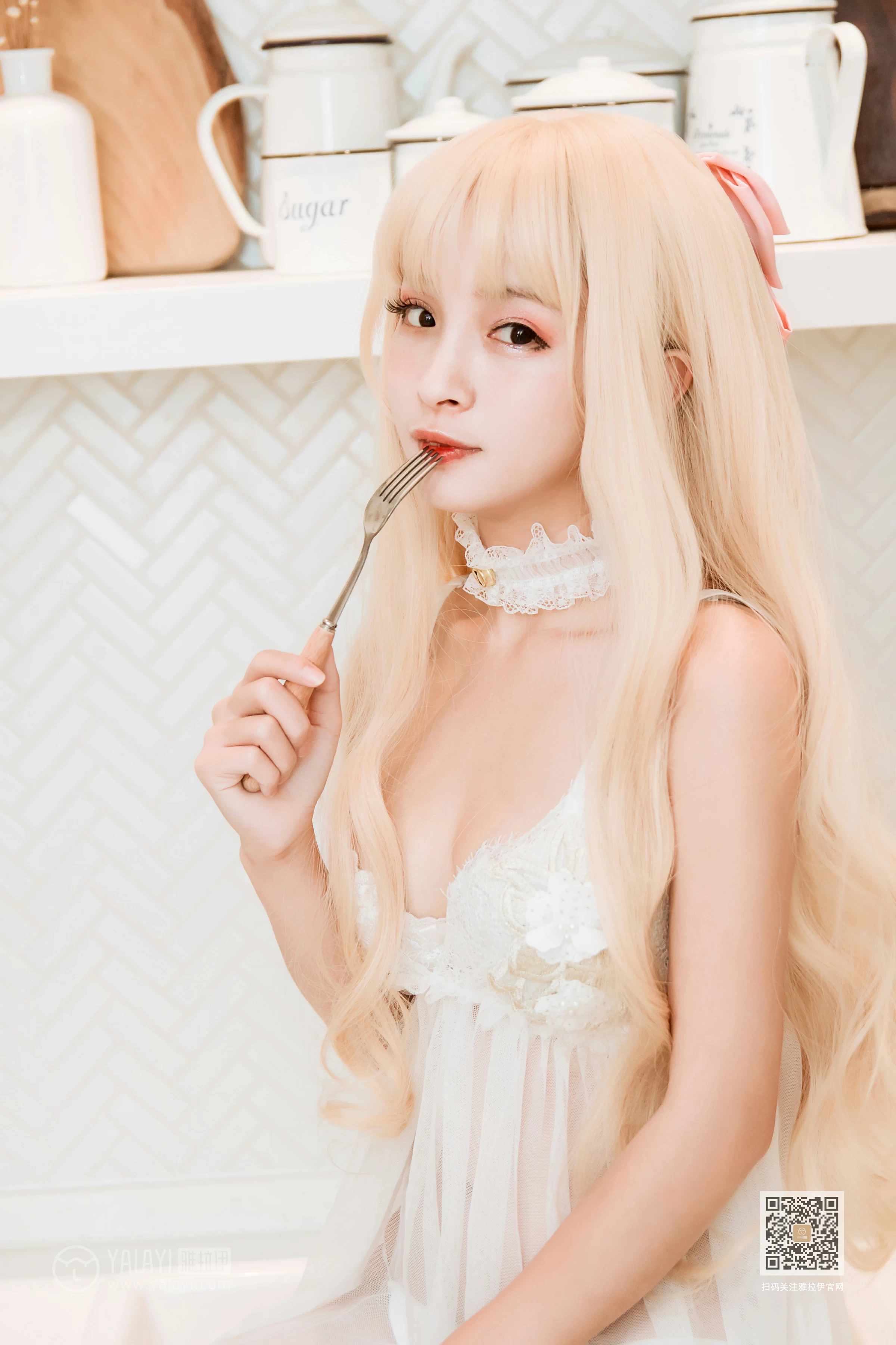 [YALAYI雅拉伊]Vol.425 异世界少女 艾丽 白色透视内衣裙加白色丝袜美腿性感私房写真集第5张