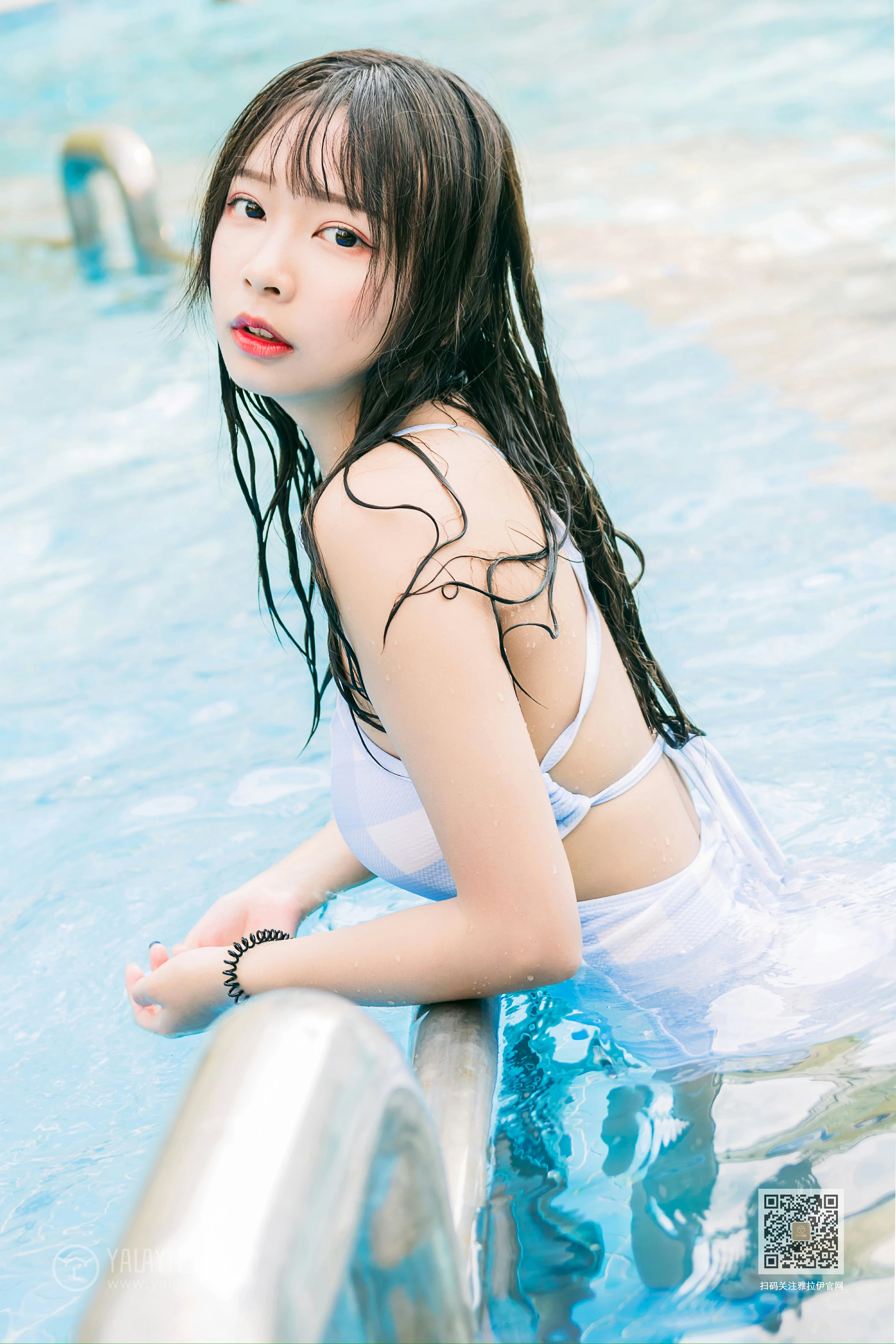 [YALAYI雅拉伊]Vol.437 夏日回憶 阿禾 蓝色连体比基尼泳装性感私房写真集第3张
