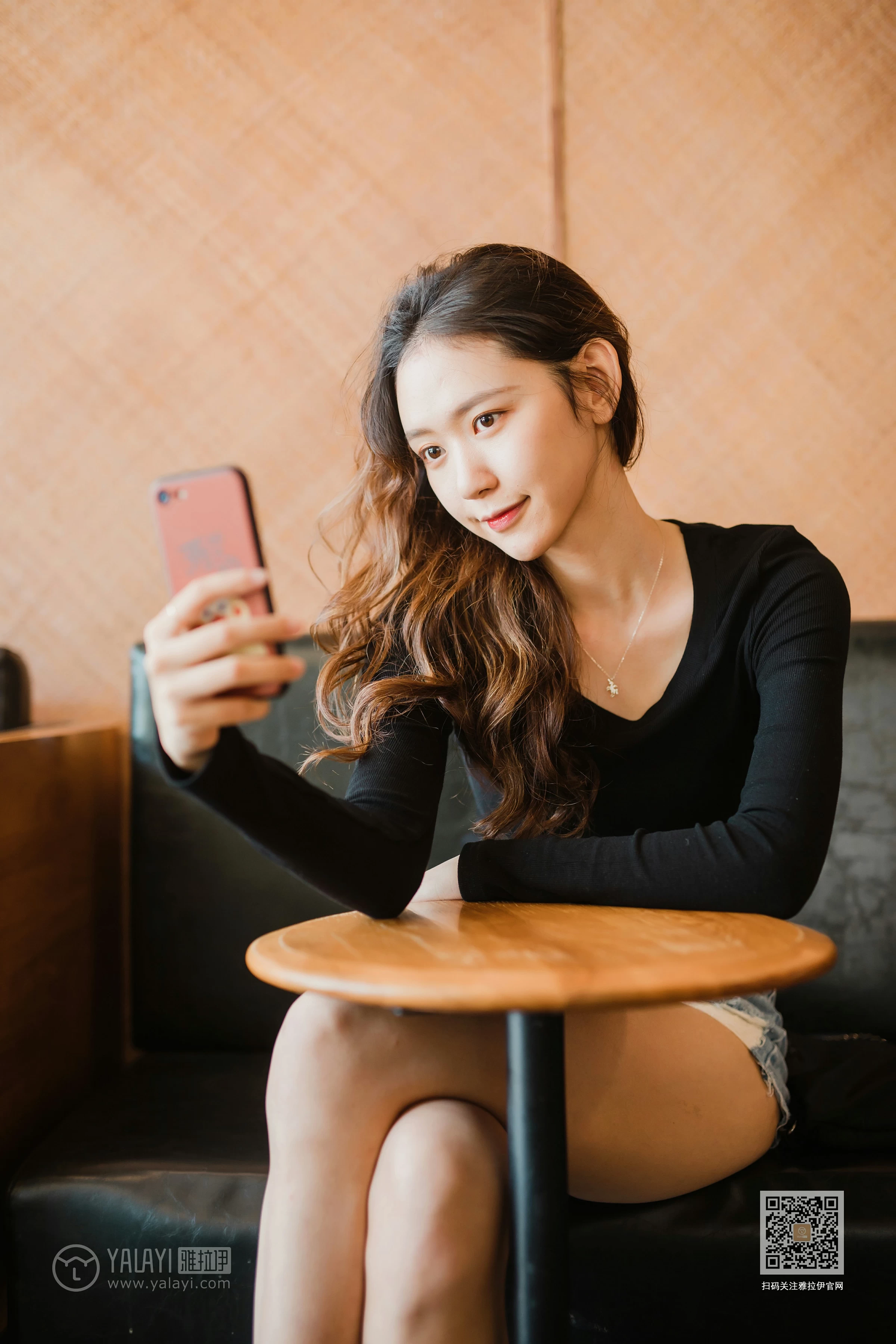 [YALAYI雅拉伊]Vol.484 陪你逛街 晓琳 黑色紧身上衣加牛仔短裤性感私房写真集第5张