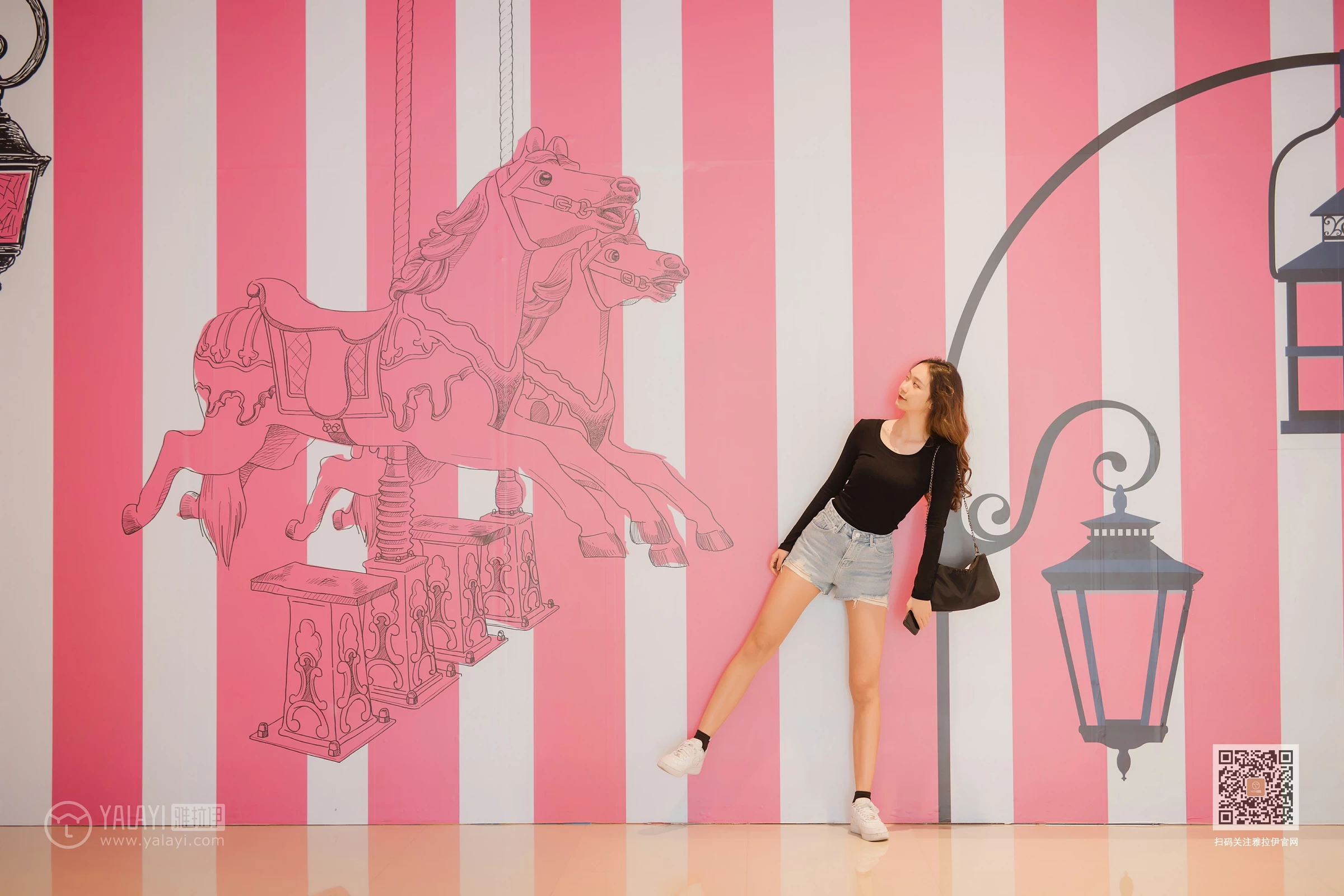 [YALAYI雅拉伊]Vol.484 陪你逛街 晓琳 黑色紧身上衣加牛仔短裤性感私房写真集第7张