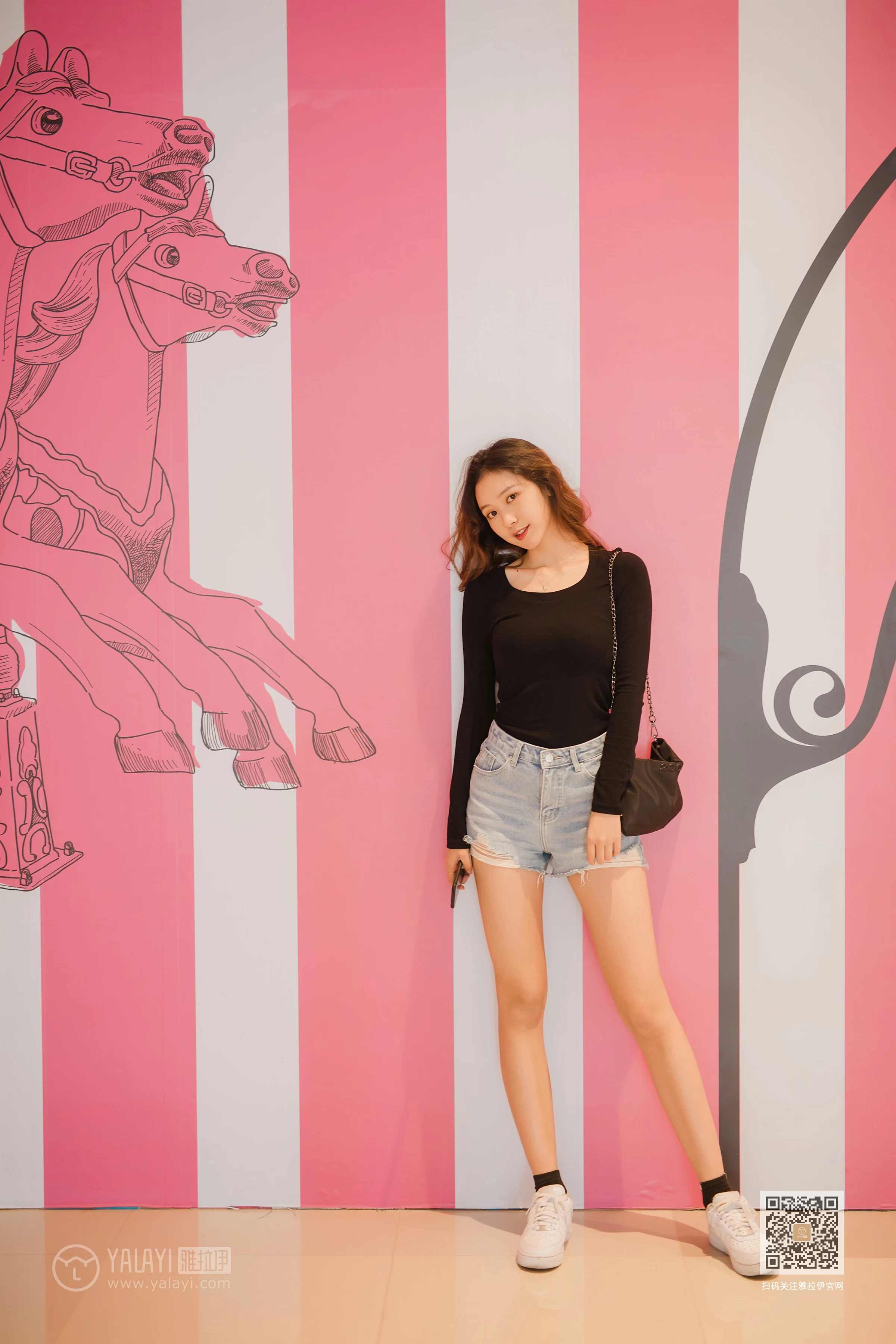 [YALAYI雅拉伊]Vol.484 陪你逛街 晓琳 黑色紧身上衣加牛仔短裤性感私房写真集第8张